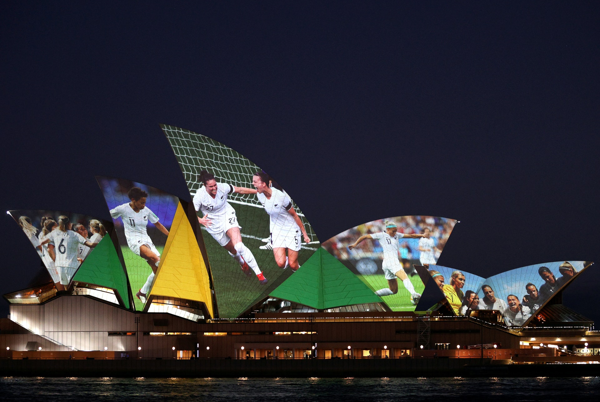 FIFA公布2023年女子世界盃主辦權前，當局在悉尼地標歌劇院外牆投射澳洲及新西蘭女子隊的片段。（Reuters）