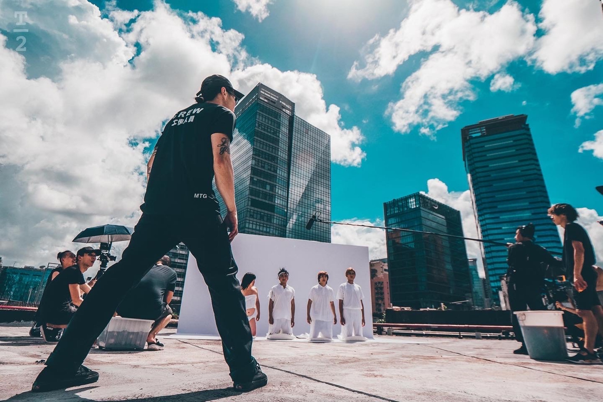 千呼萬喚,ERROR的《我們很帥》MV,六月中終於在烈日當空下完成拍攝,周四(25/6)晚上首播後反應不俗,於上架後23小時,已在YouTube累積超過3.5萬點擊,圖中左邊戴帽者就是導演「格仔Mike」劉諾衡。(受訪者提供) 千呼萬喚,ERROR的《我們很帥》MV,六月中終於在烈日當空下完成拍攝,周四(25/6)晚上首播後反應不俗,於上架後23小時,已在YouTube累積超過3.5萬點擊,圖中左邊戴帽者就是導演「格仔Mike」劉諾衡。(受訪者提供)