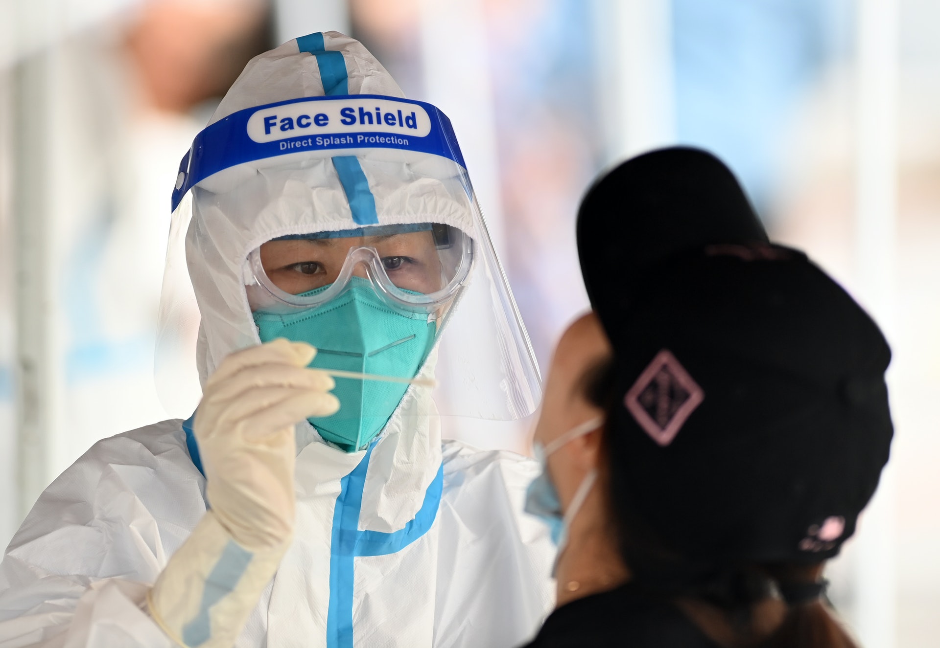 6月26日,在北京市豐台區西山甲一號小區新冠肺炎核酸檢測採樣點,一名醫護人員正在採樣。(中新社) 6月26日,在北京市豐台區西山甲一號小區新冠肺炎核酸檢測採樣點,一名醫護人員正在採樣。(中新社)