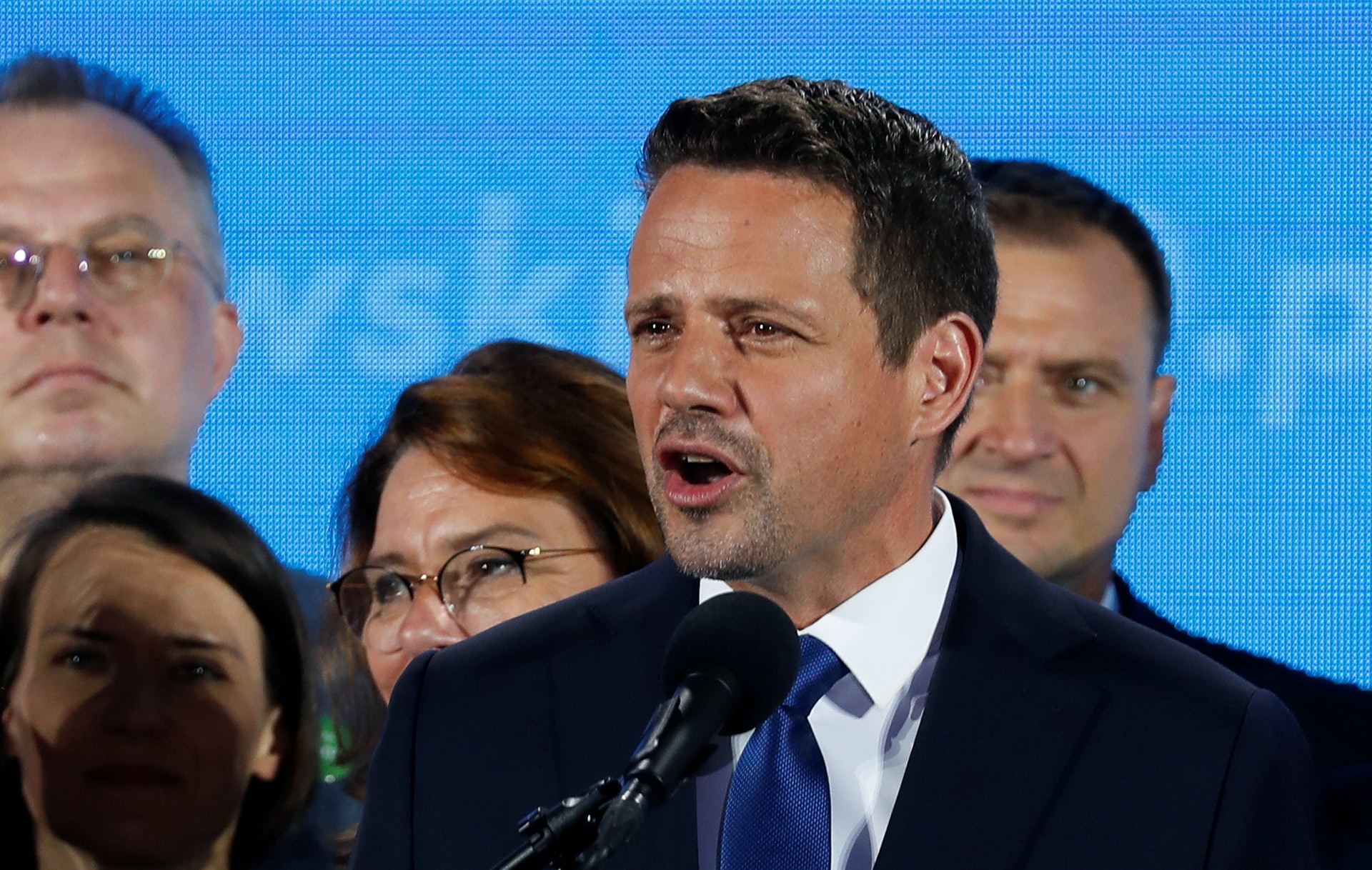 圖為6月28日,華沙市長特沙斯科夫斯基在總統大選首輪結束投票後,於華沙發表演說。(路透社)