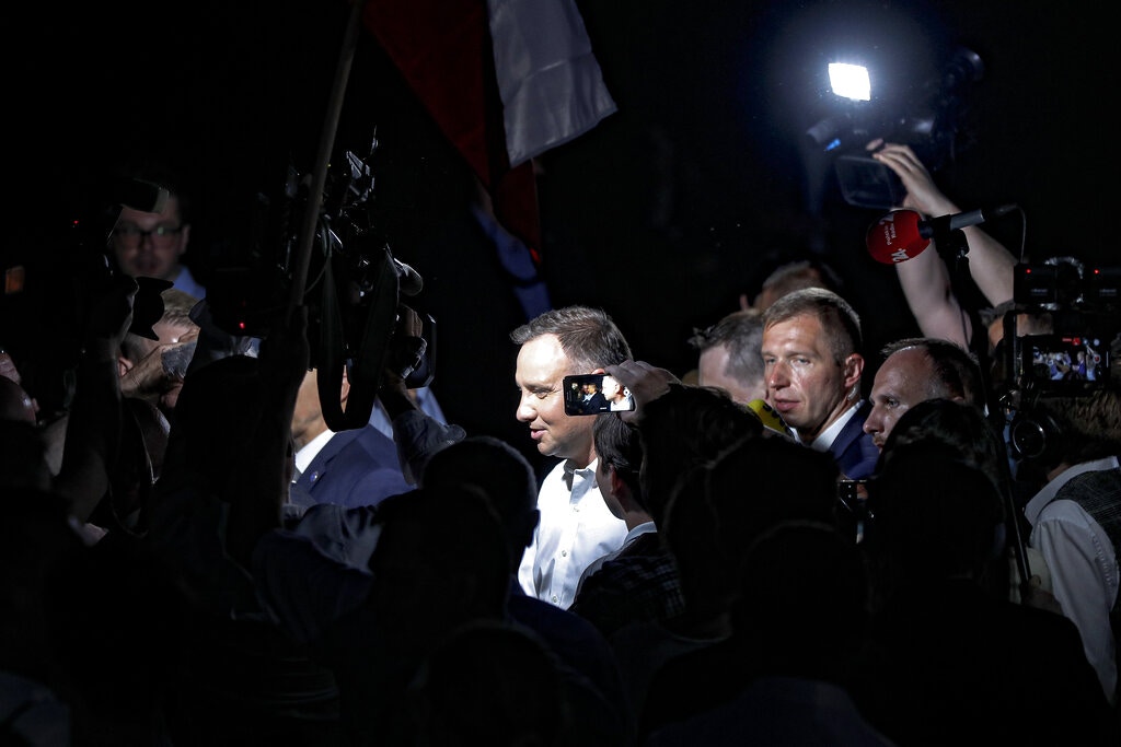 波蘭大選:杜達6月28日在總統大選首輪結束投票後在沃維奇鎮發表演說,圖為他演講後離開現場。(AP)