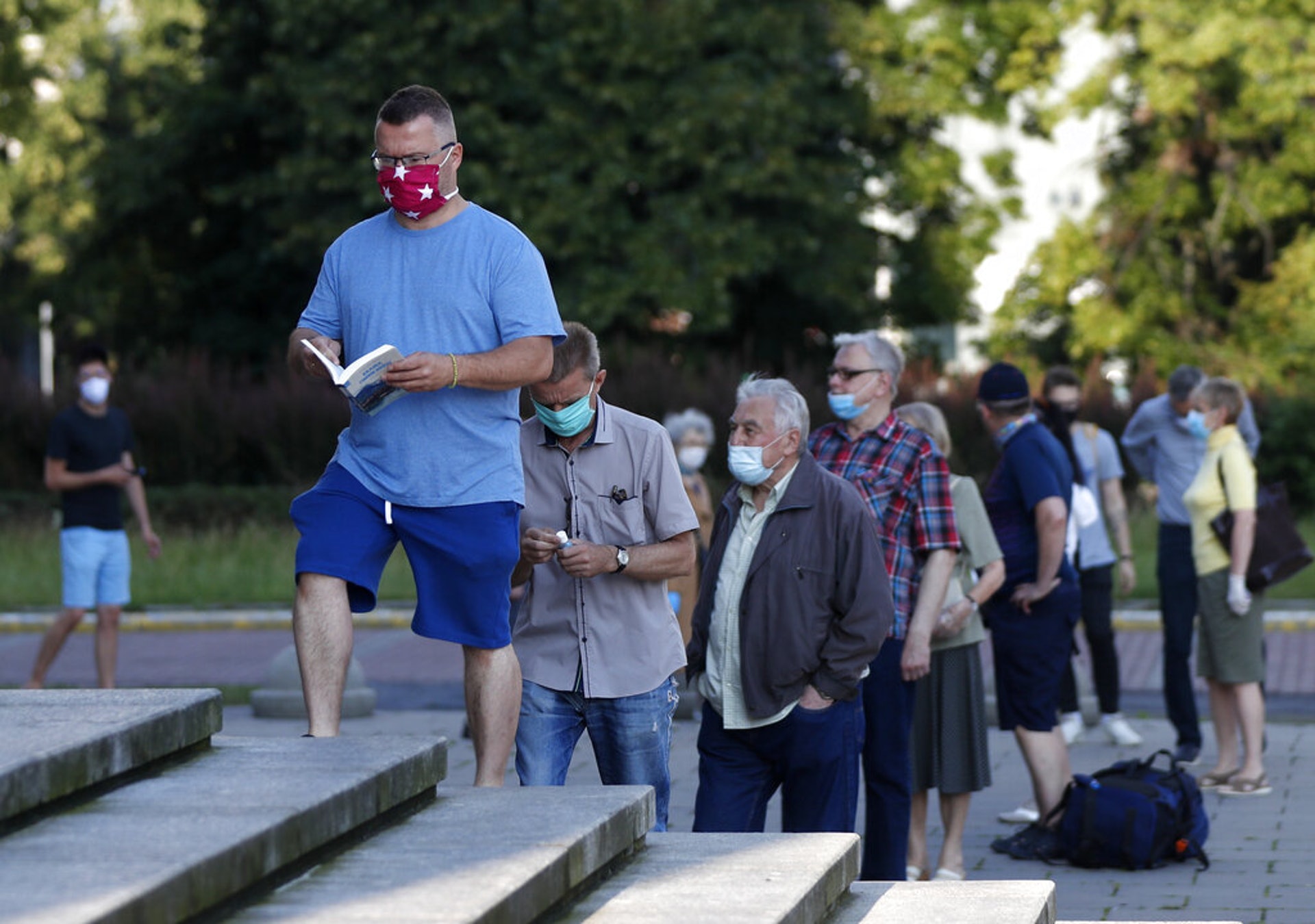 波蘭大選:華沙民眾6月28日到票站排隊投票,他們都有戴口罩和保持社交距離。(AP)