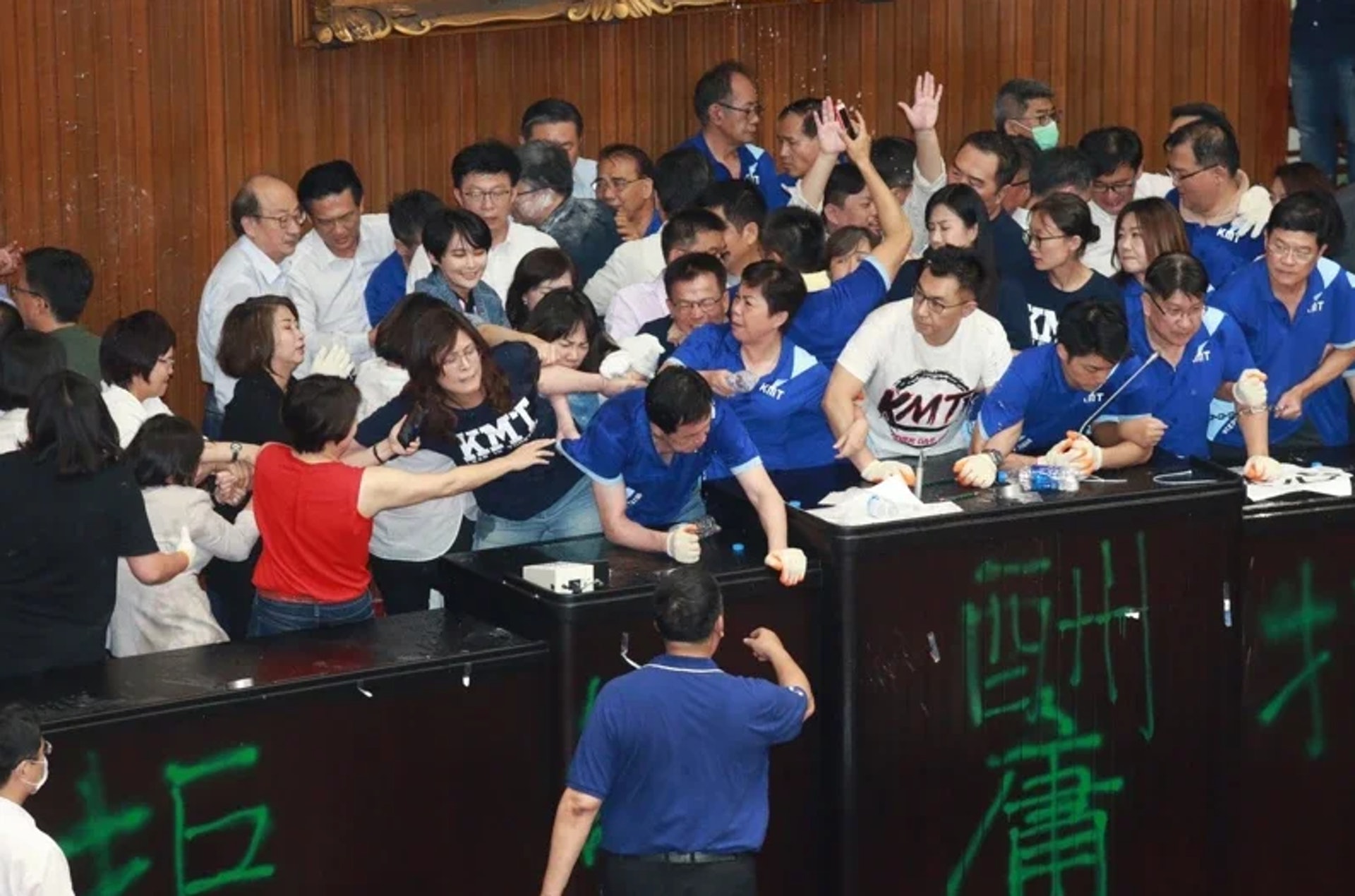藍綠立委在主席台前推撞,雙方為搶佔主席台爆發肢體衝突。(《聯合報》) 藍綠立委在主席台前推撞,雙方為搶佔主席台爆發肢體衝突。(《聯合報》)