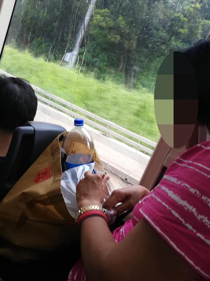 有網民近日於facebook狠批1名大媽於巴士車廂內篤腸粉，即使樓主已眼光兇狠的望着大媽，她仍懶理照樣繼續吃，令樓主非常憤怒。（fb群組「黃大仙區友(黃大仙，新蒲崗，鑽石山，慈雲山......)」圖片）
