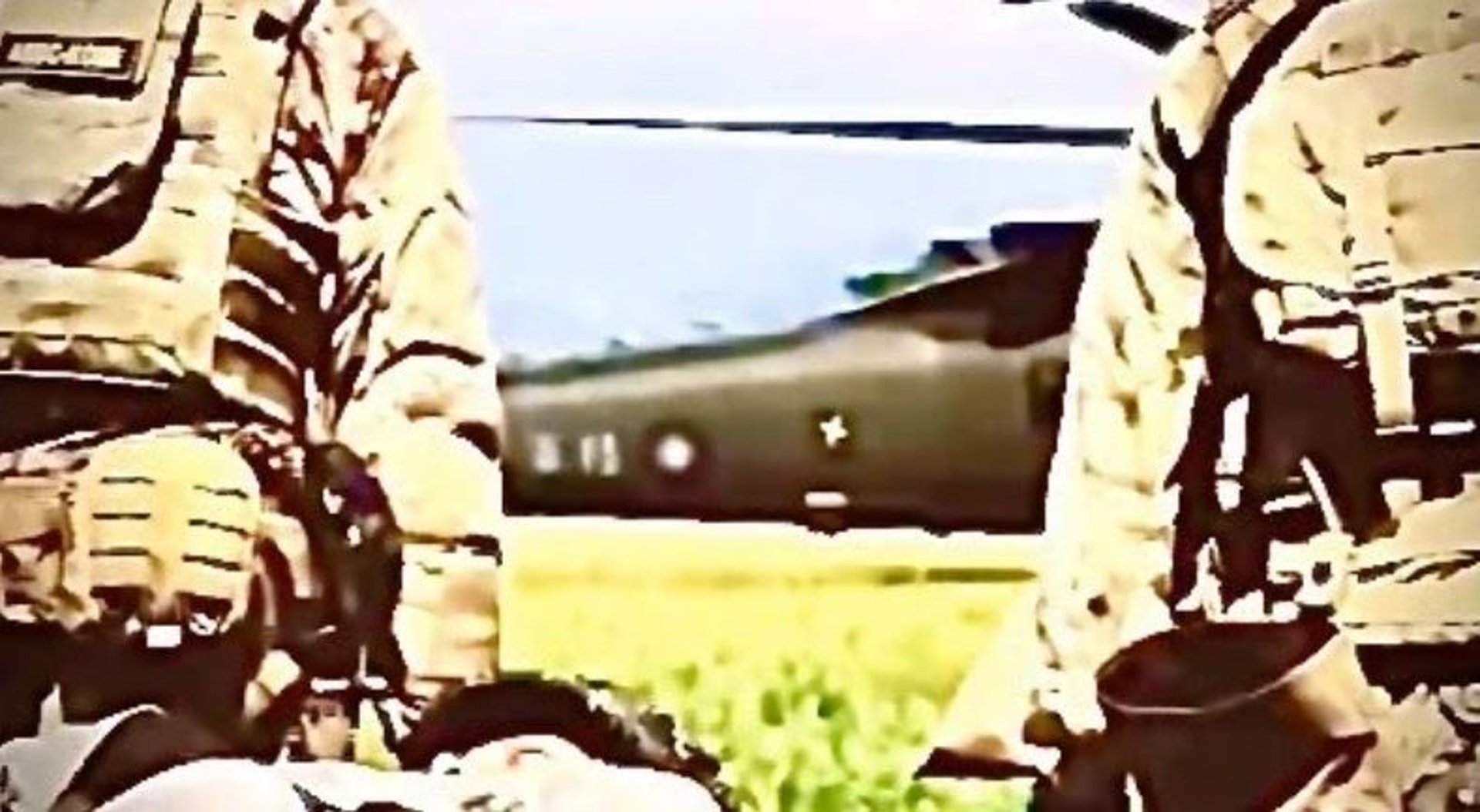 美軍特戰第一總隊早前拍攝「EXCELLENCE」(卓越)一片,大量使用美軍來到台灣與台軍共同操演的畫面。片中直升機尾桁上陸軍與台灣徽號在片中一閃而過,顯示美軍位置在台灣。(美軍特戰第一總隊官方FB) 美軍特戰第一總隊早前拍攝「EXCELLENCE」(卓越)一片,大量使用美軍來到台灣與台軍共同操演的畫面。片中直升機尾桁上陸軍與台灣徽號在片中一閃而過,顯示美軍位置在台灣。(美軍特戰第一總隊官方FB)