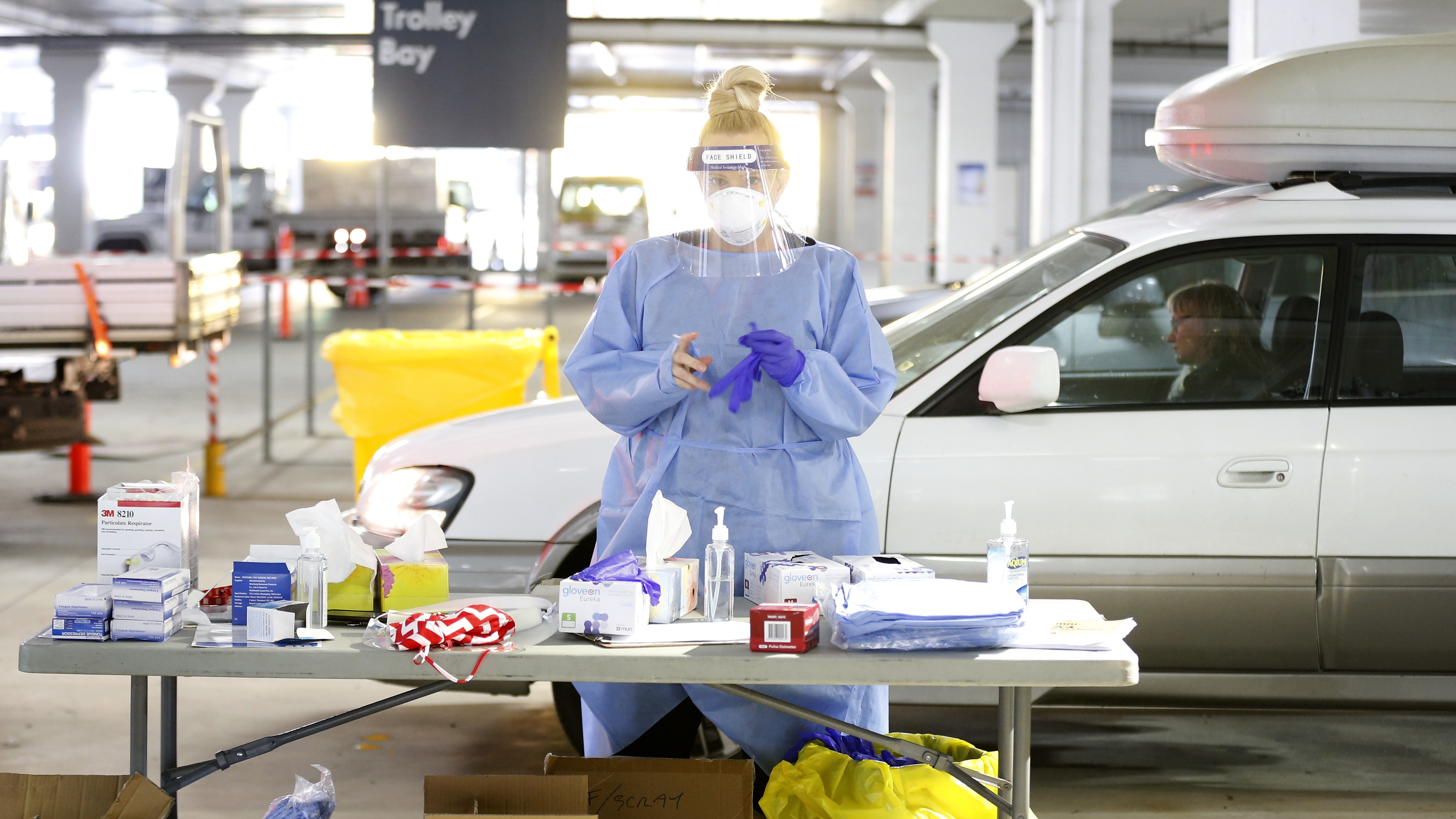 圖為5月5日，澳洲墨爾本醫護人員正準備經過「免下車」檢測站的司機進行病毒檢測。（Getty ）