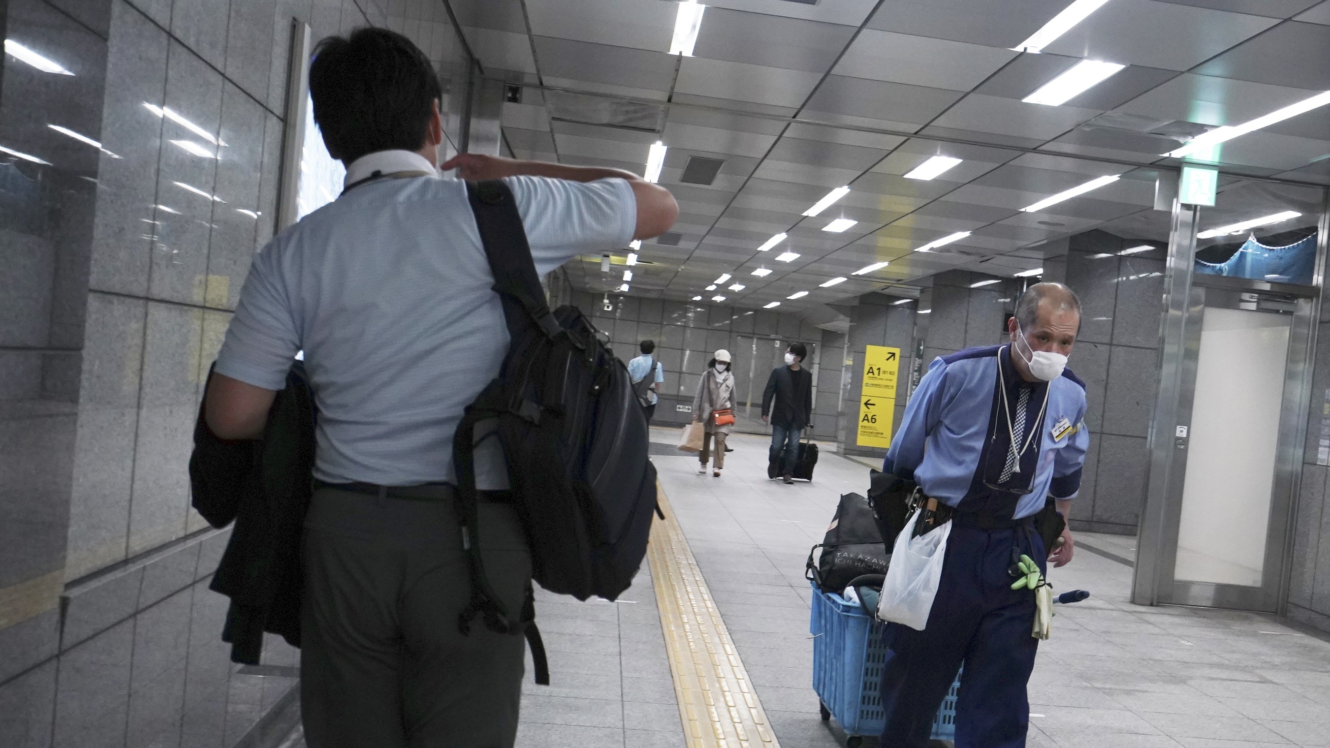 圖為6月26日,日本東京民眾到車站乘車。(AP) 圖為6月26日,日本東京民眾到車站乘車。(AP)