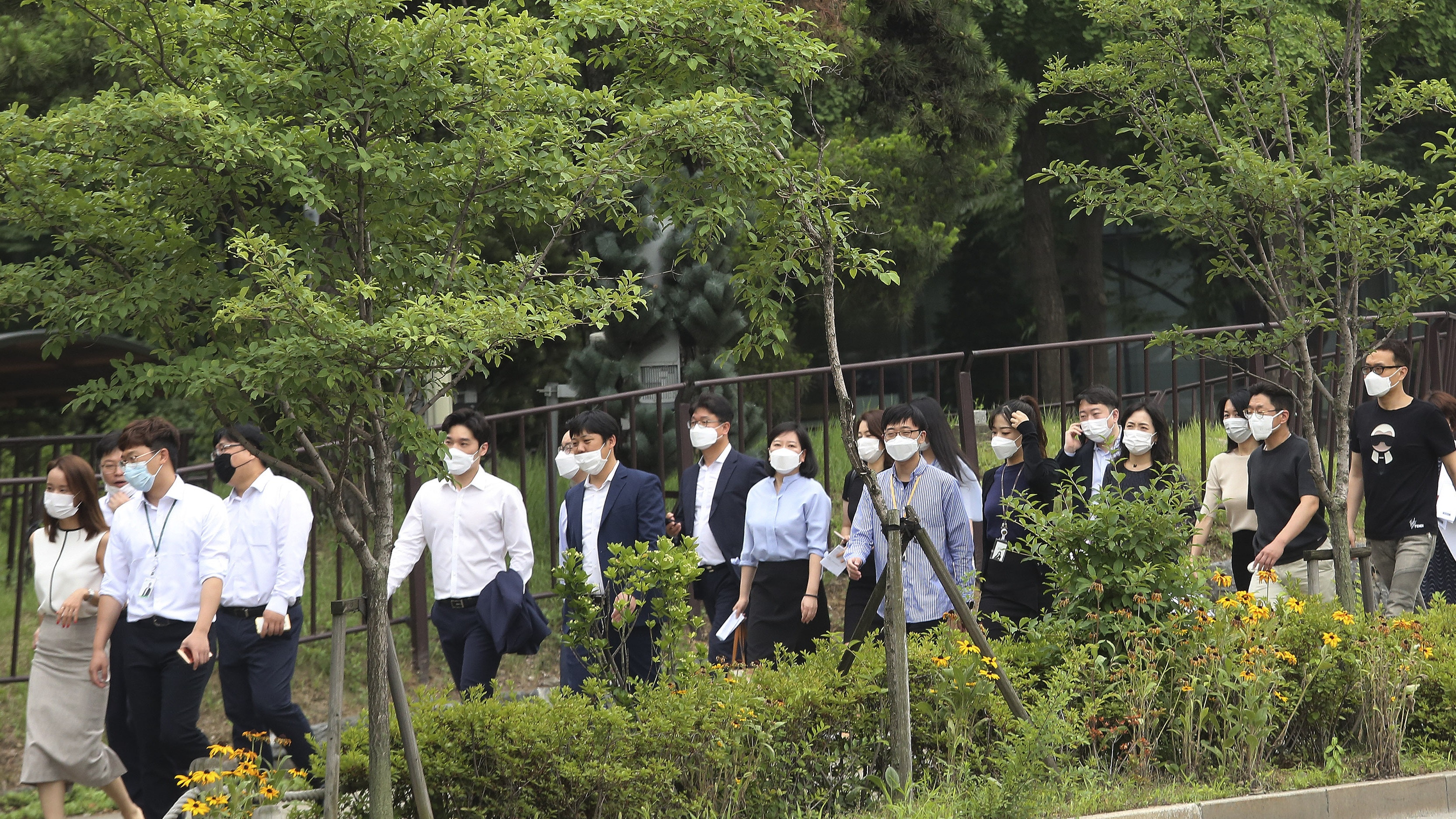 圖為6月29日，韓國首爾民眾戴口罩外出。（AP）