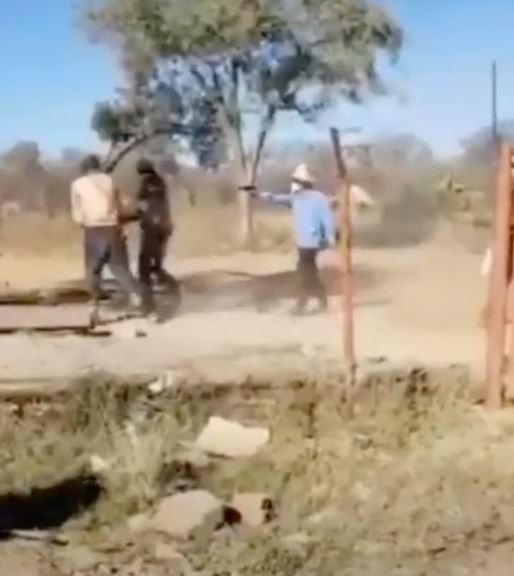 張軒（右）持槍殺害礦場員工。