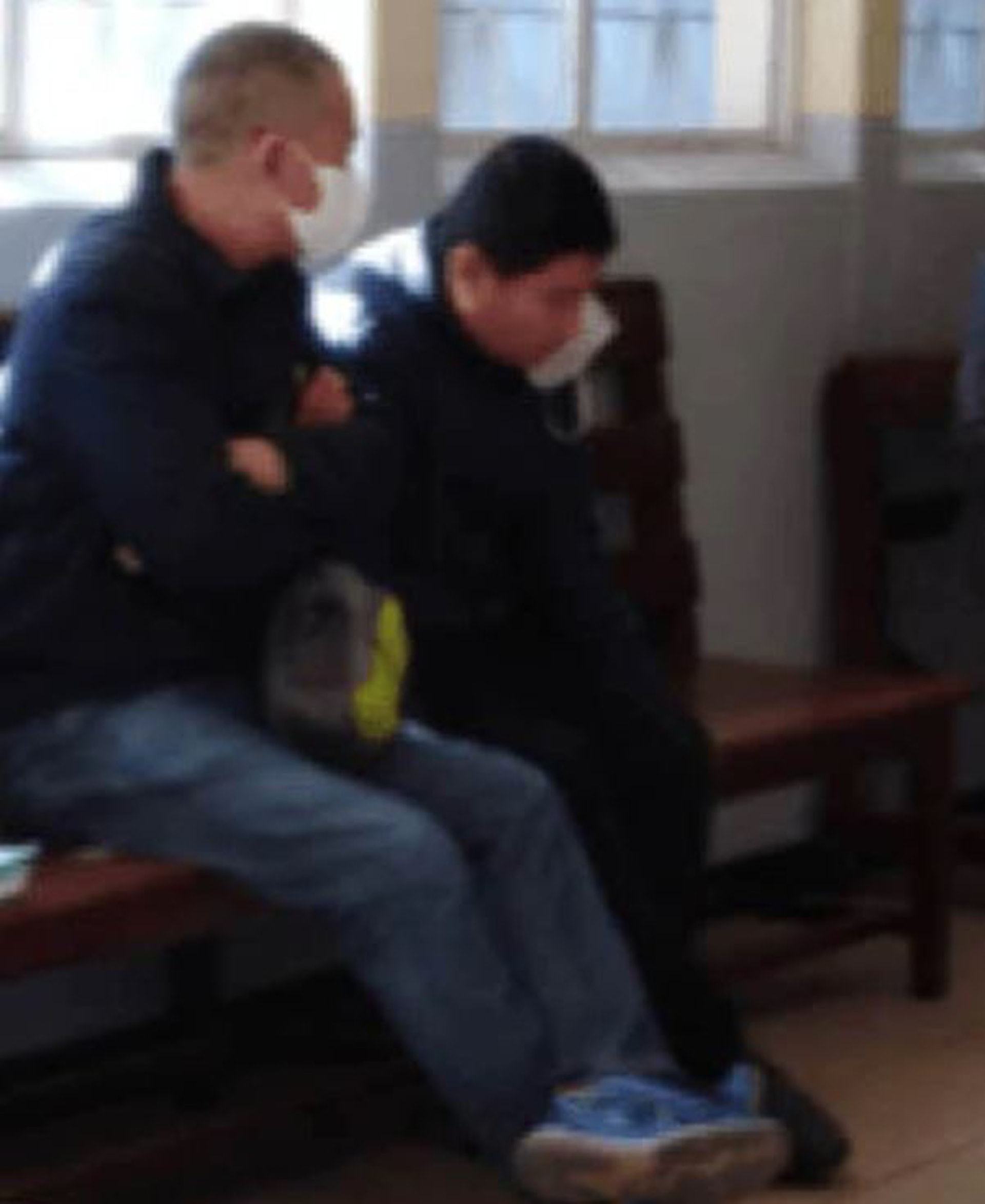 張軒(右)被捕(網上圖片)