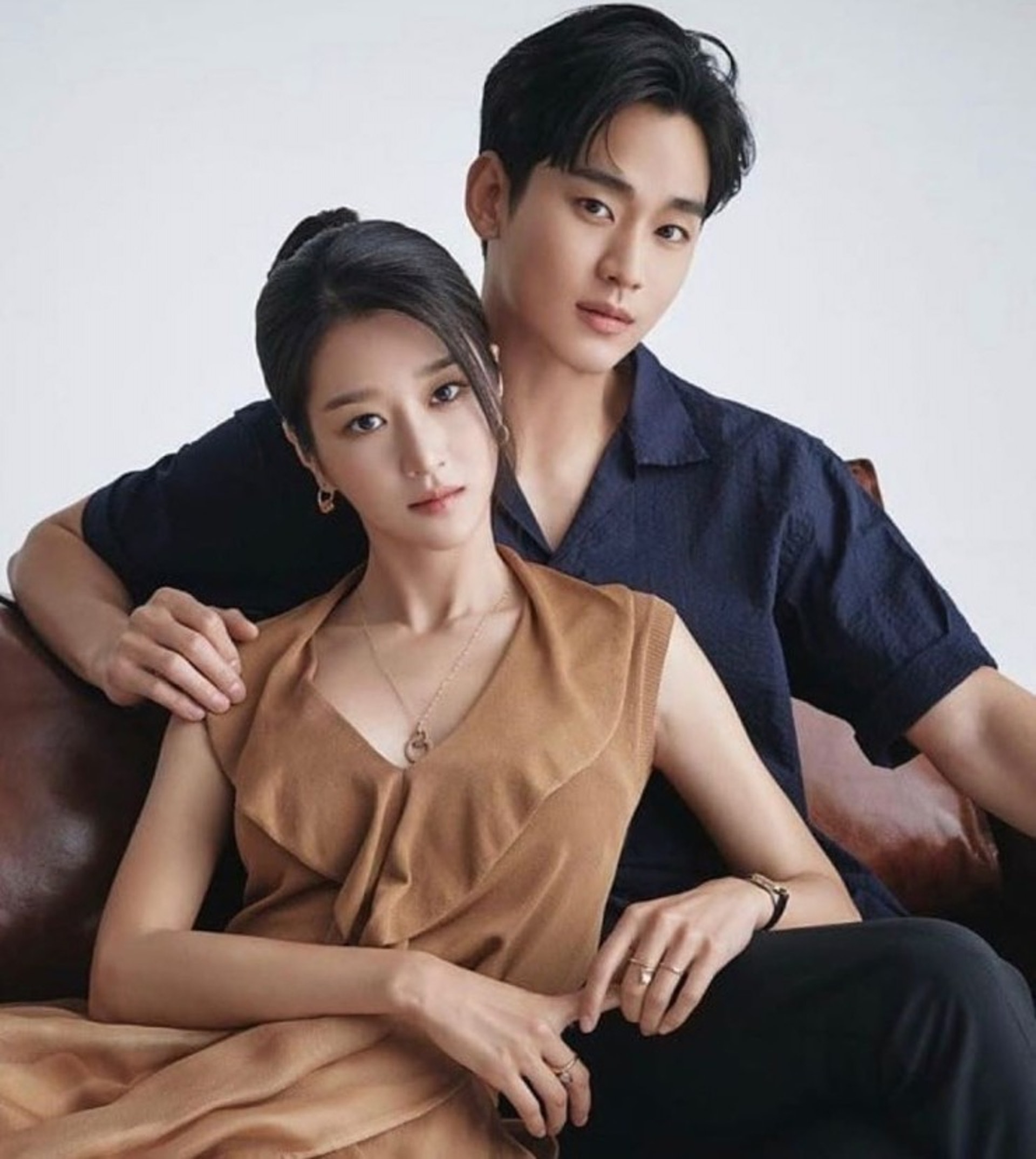 從《Dream High》、《擁抱太陽的月亮》、《來自星星的你》到退伍回歸作《雖然是精神病但沒關係》,人氣度依舊不減。 從《Dream High》、《擁抱太陽的月亮》、《來自星星的你》到退伍回歸作《雖然是精神病但沒關係》,人氣度依舊不減。