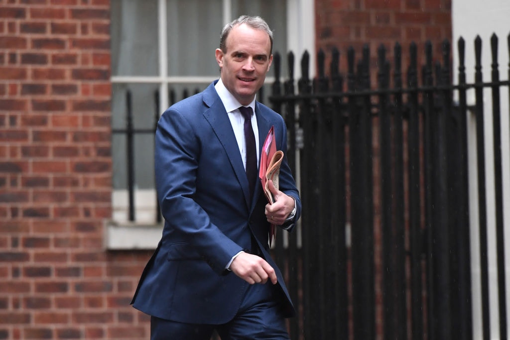 圖為英國外交大臣藍韜文（Dominic Raab）2020年4月現身唐寧街（Getty）