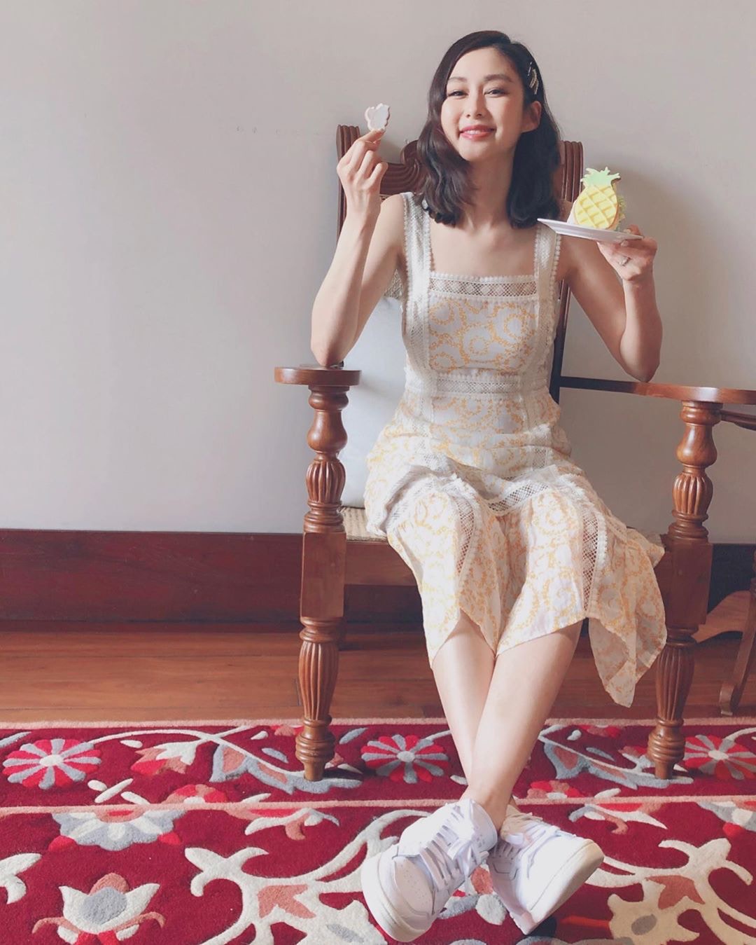 白鞋非常百搭，容易襯衫，是日常穿搭中缺不可少的單品。（Instagram@heungheungeliza）