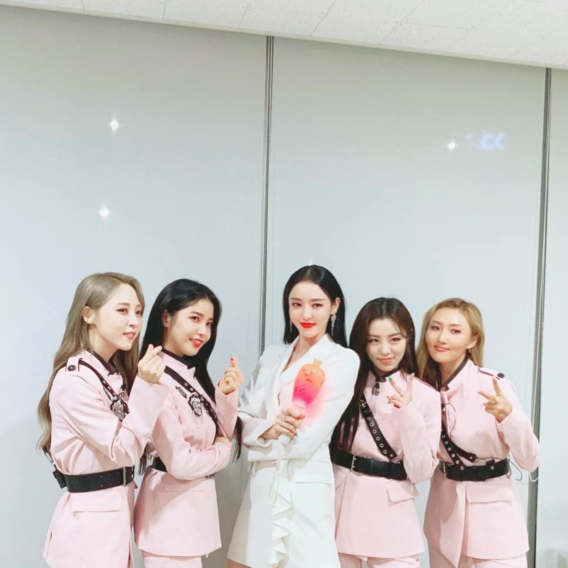 李多熙多次在公開場合表示自己是MAMAMOO的粉絲,今次更用行動支持華莎(右一)的新歌。(Instagram:@dahee0315)