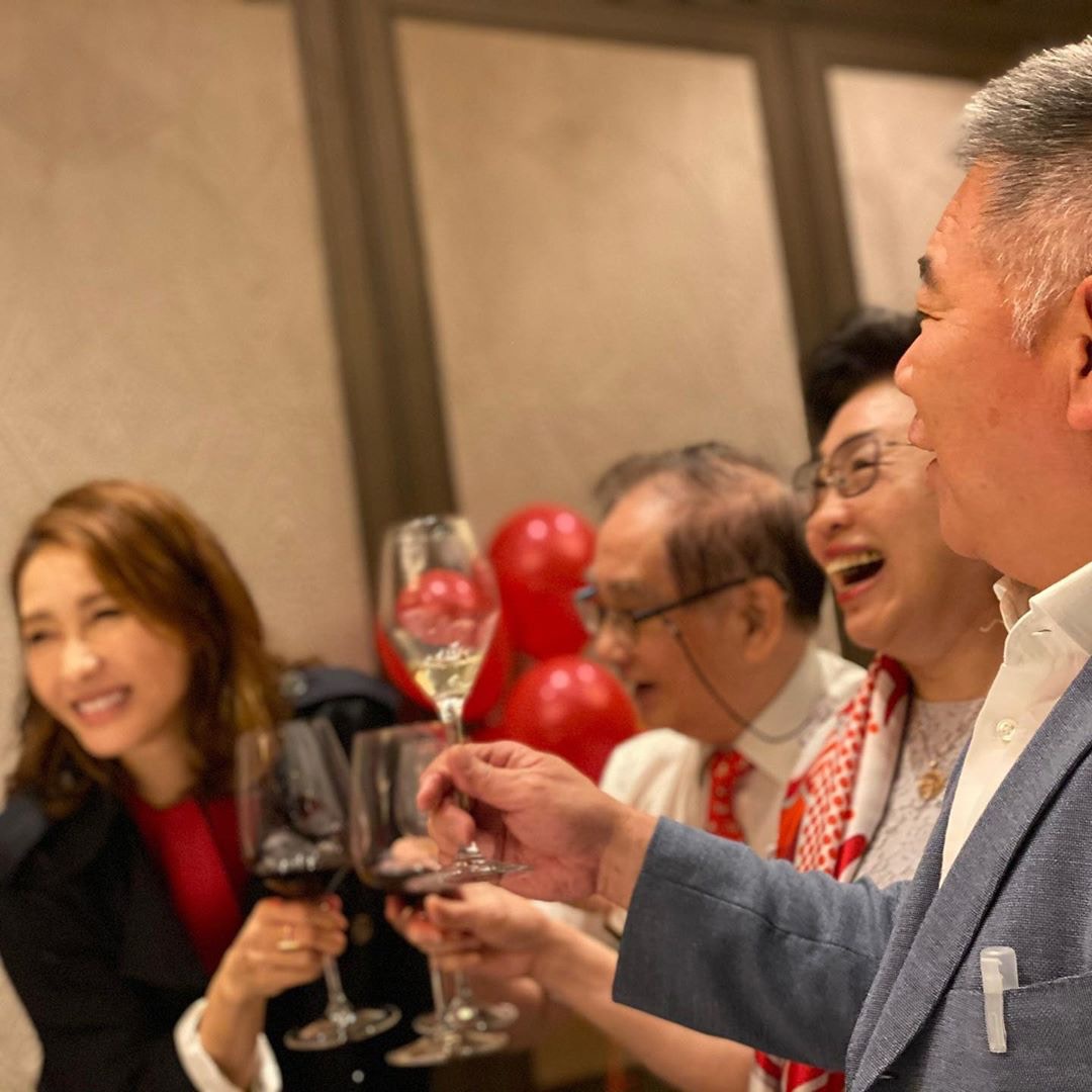 黎姿賀父母結婚50周年老公馬廷強罕有入鏡場面溫馨 香港01 即時娛樂