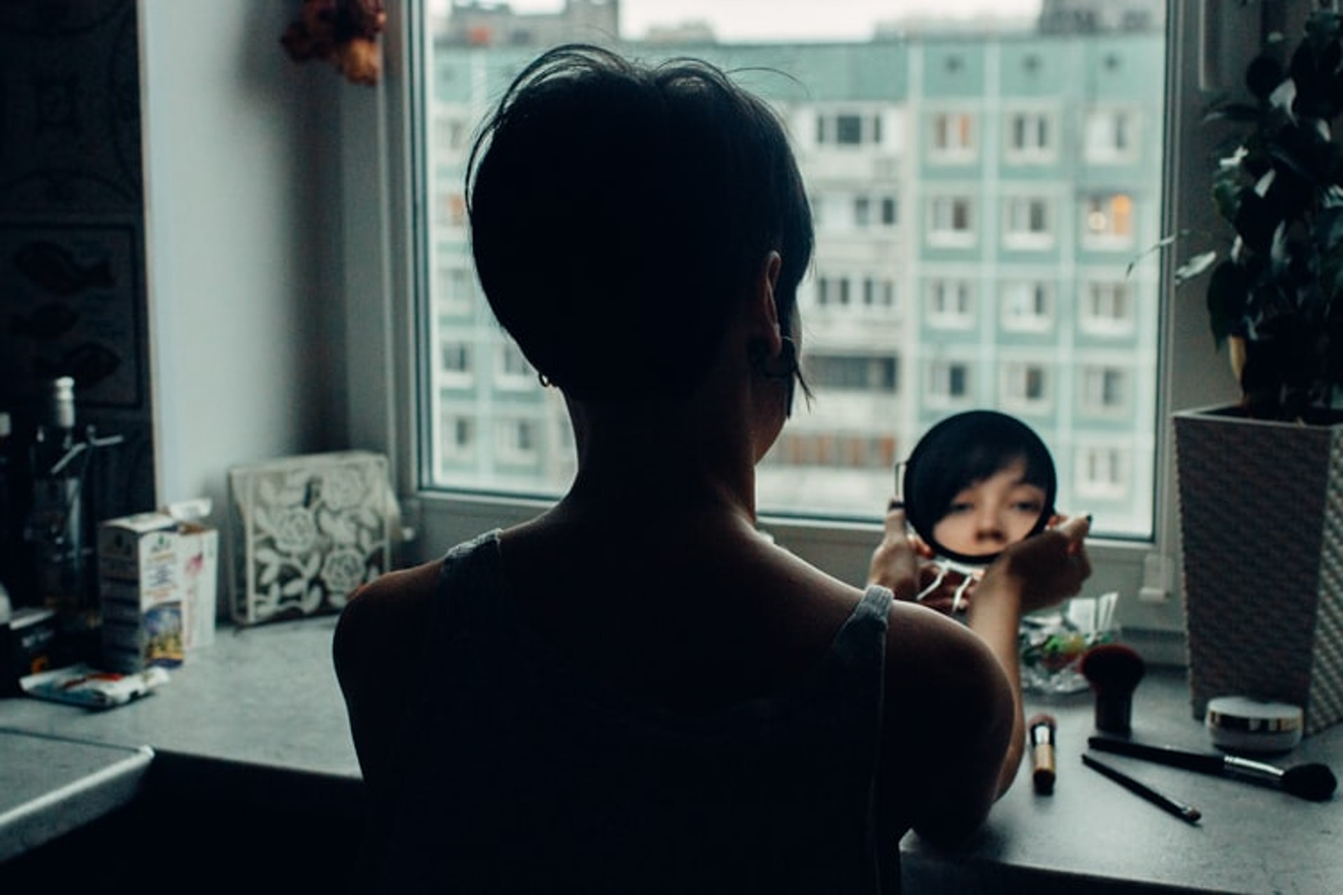 厭食症患者會重複檢查自己的身體,例如照鏡。(Unsplash/ chemrain) 厭食症患者會重複檢查自己的身體,例如照鏡。(Unsplash/ chemrain)