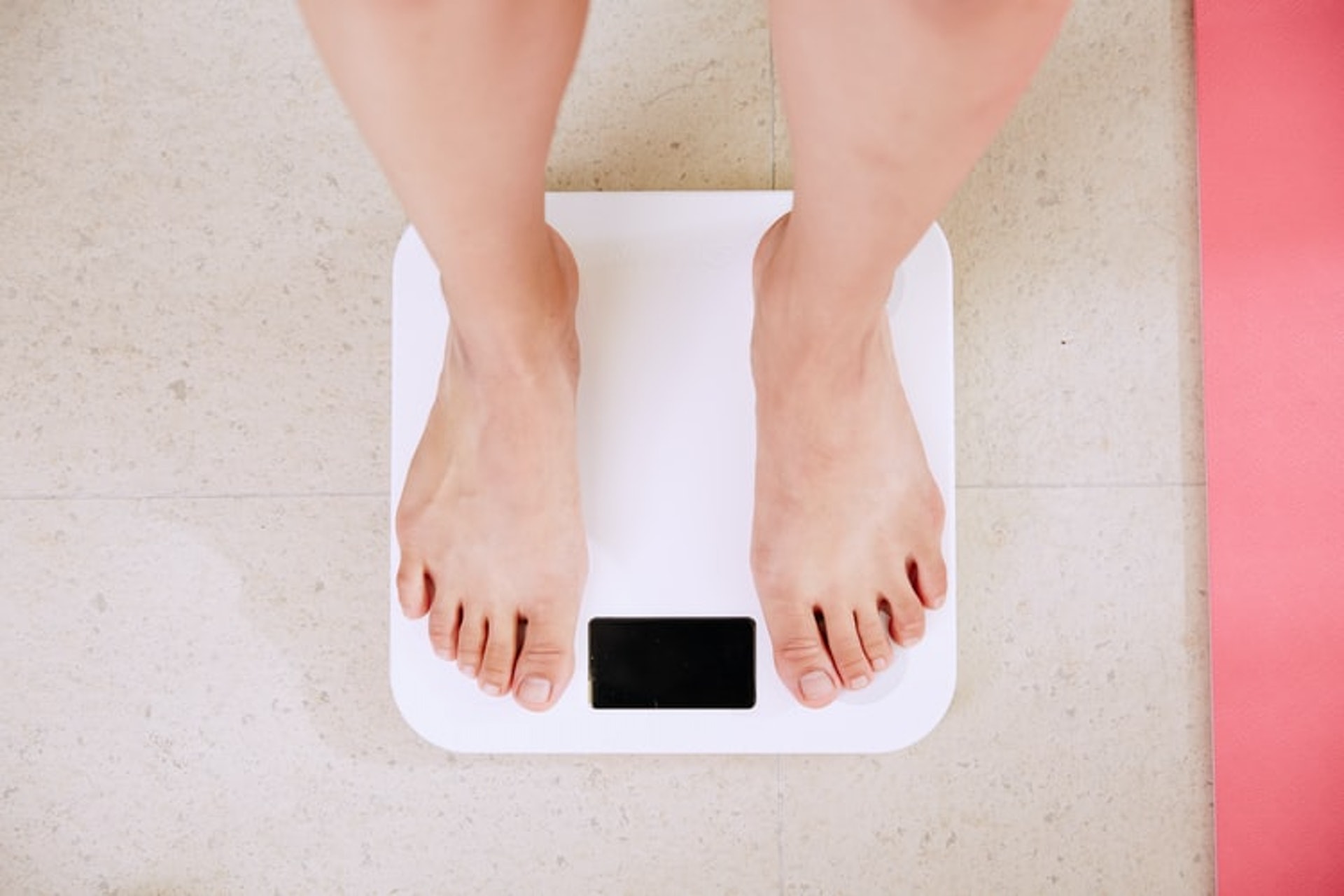 厭食症的主要症狀，便是極端減重，或體重劇烈下降。（Unsplash/yunmai）