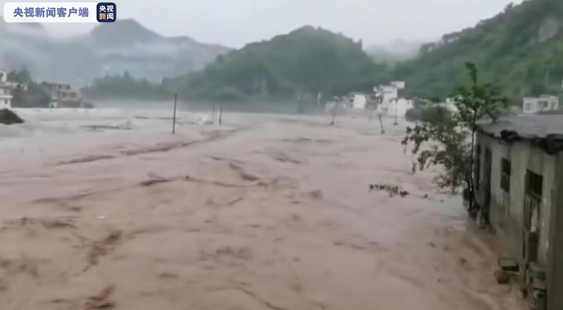鎮雄縣伍德鎮受暴雨侵襲,鎮上「一片汪洋」。(央視新聞) 鎮雄縣伍德鎮受暴雨侵襲,鎮上「一片汪洋」。(央視新聞)
