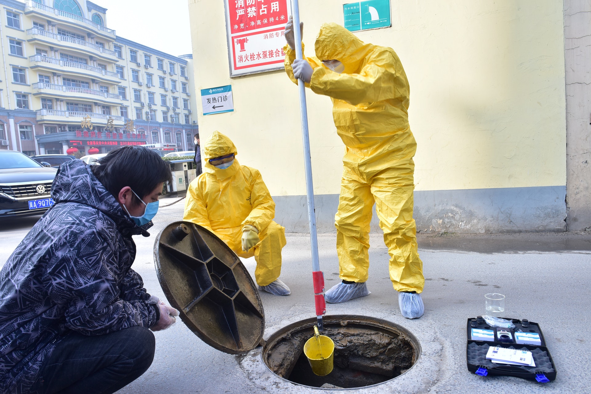 圖為2月8日，中國河北新樂市有工作人員正抽取污水進行化驗。近日開始有研究指出，病毒可以透過污水傳播。（Reuters）