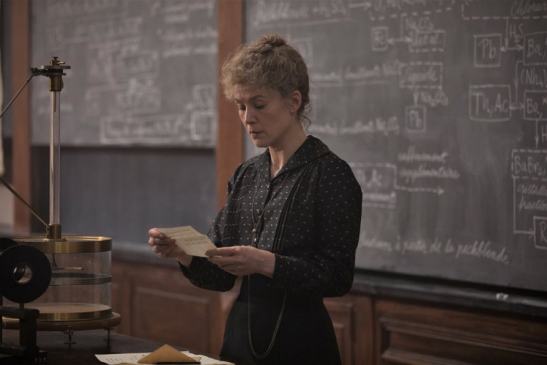 露莎蒙碧姬(Rosamund Pike)主演的《居禮夫人:一代科研傳奇》(Radioactive)。(《居禮夫人:一代科研傳奇》劇照) 露莎蒙碧姬(Rosamund Pike)主演的《居禮夫人:一代科研傳奇》(Radioactive)。(《居禮夫人:一代科研傳奇》劇照)