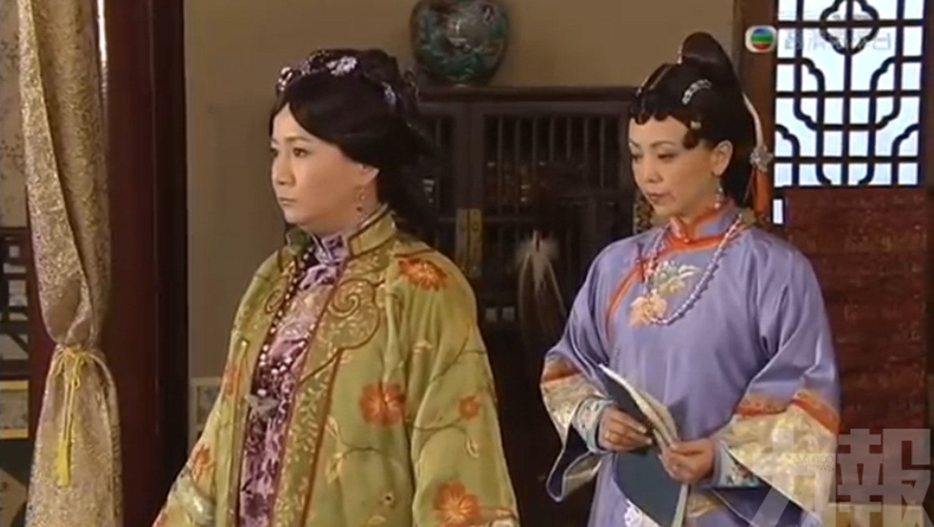 商天娥與鄧萃雯在2009年拍攝劇集《巾幗梟雄》,二人當時屢傳不和,指「四奶奶」和「二奶奶」由戲內鬥到戲外。(《巾幗梟雄》擷圖) 商天娥與鄧萃雯在2009年拍攝劇集《巾幗梟雄》,二人當時屢傳不和,指「四奶奶」和「二奶奶」由戲內鬥到戲外。(《巾幗梟雄》擷圖)