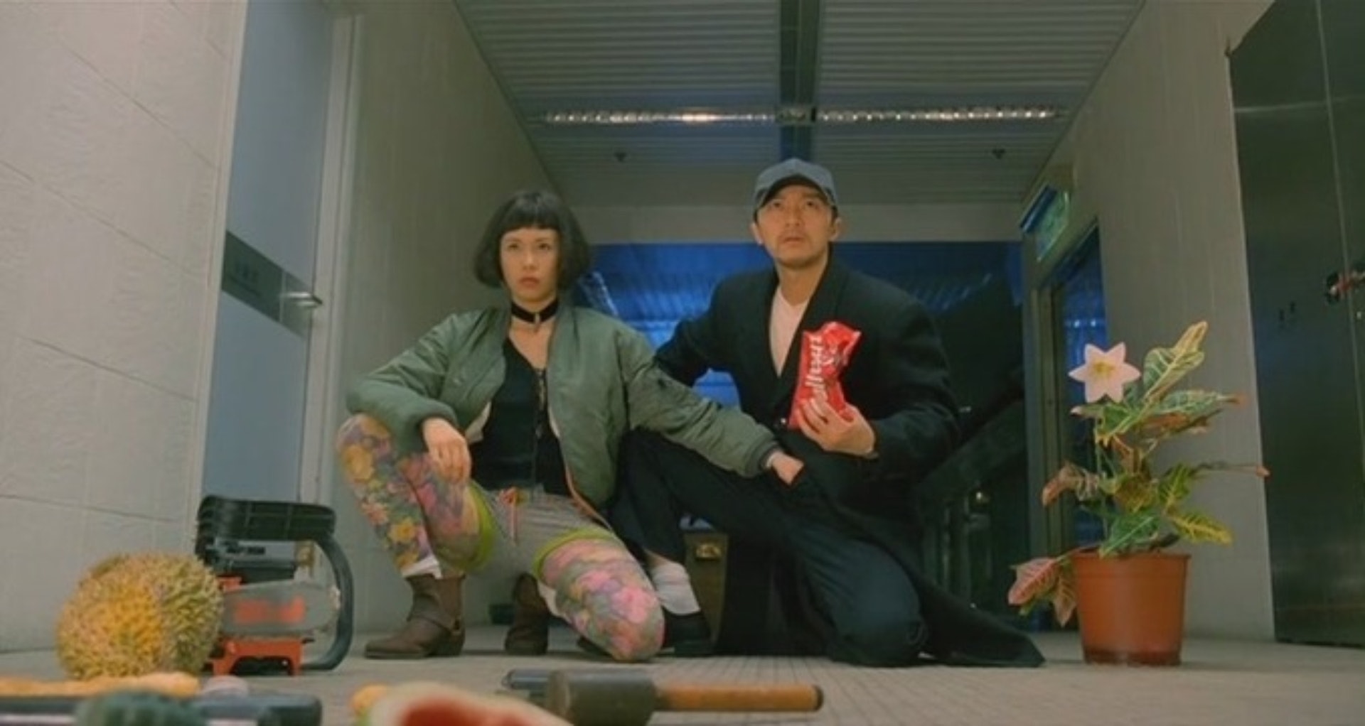 《回魂夜》恶搞《这个杀手不太冷》,但重点不在此。 (电影截图) 《回魂夜》恶搞《这个杀手不太冷》,但重点不在此。 (电影截图)