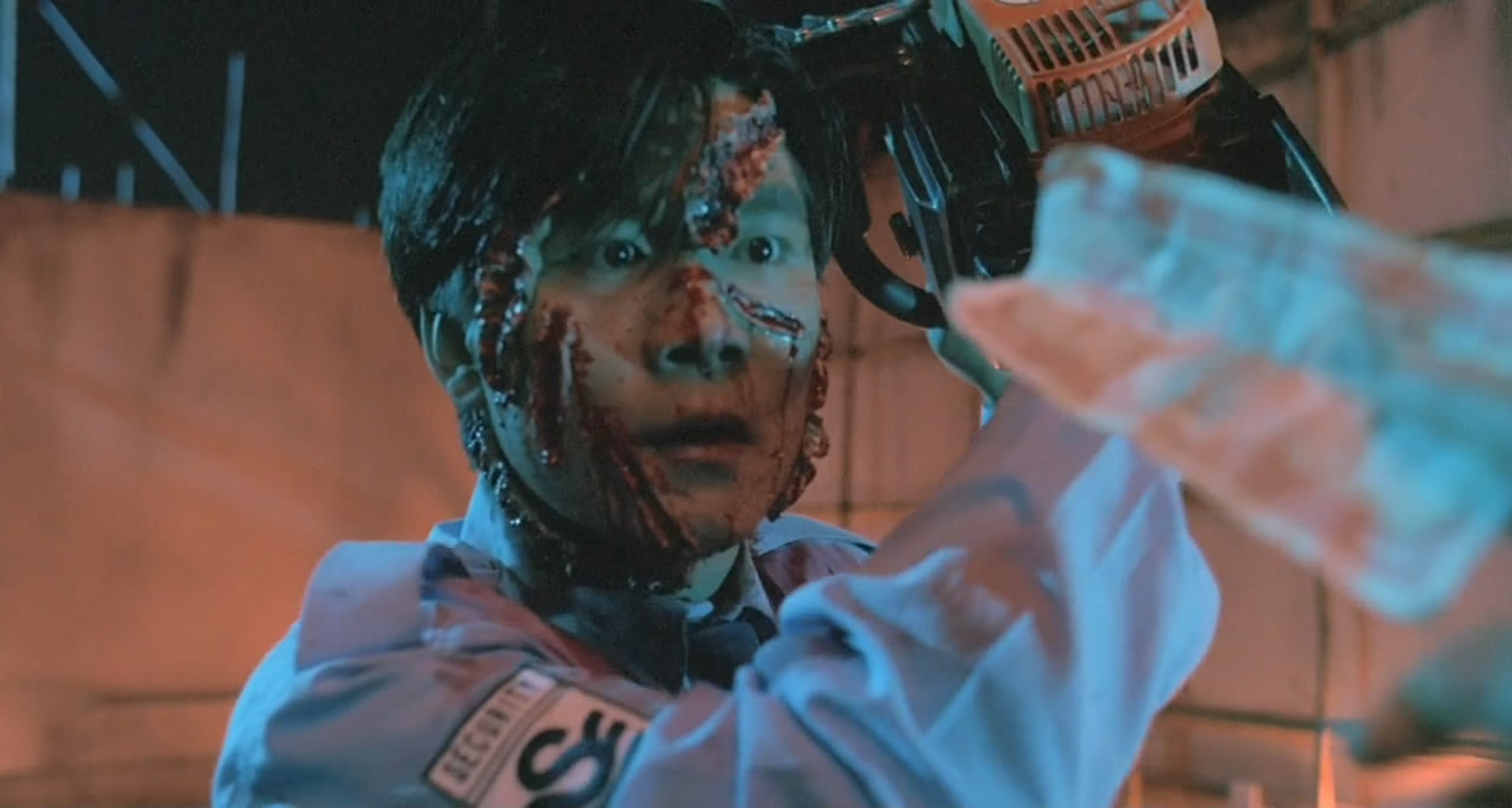 仲有位飾演保安員的叫孟龍,是著名動作指導孟海的哥哥,本身亦是動作指導,曾奪得金馬獎。(電影截圖) 仲有位飾演保安員的叫孟龍,是著名動作指導孟海的哥哥,本身亦是動作指導,曾奪得金馬獎。(電影截圖)