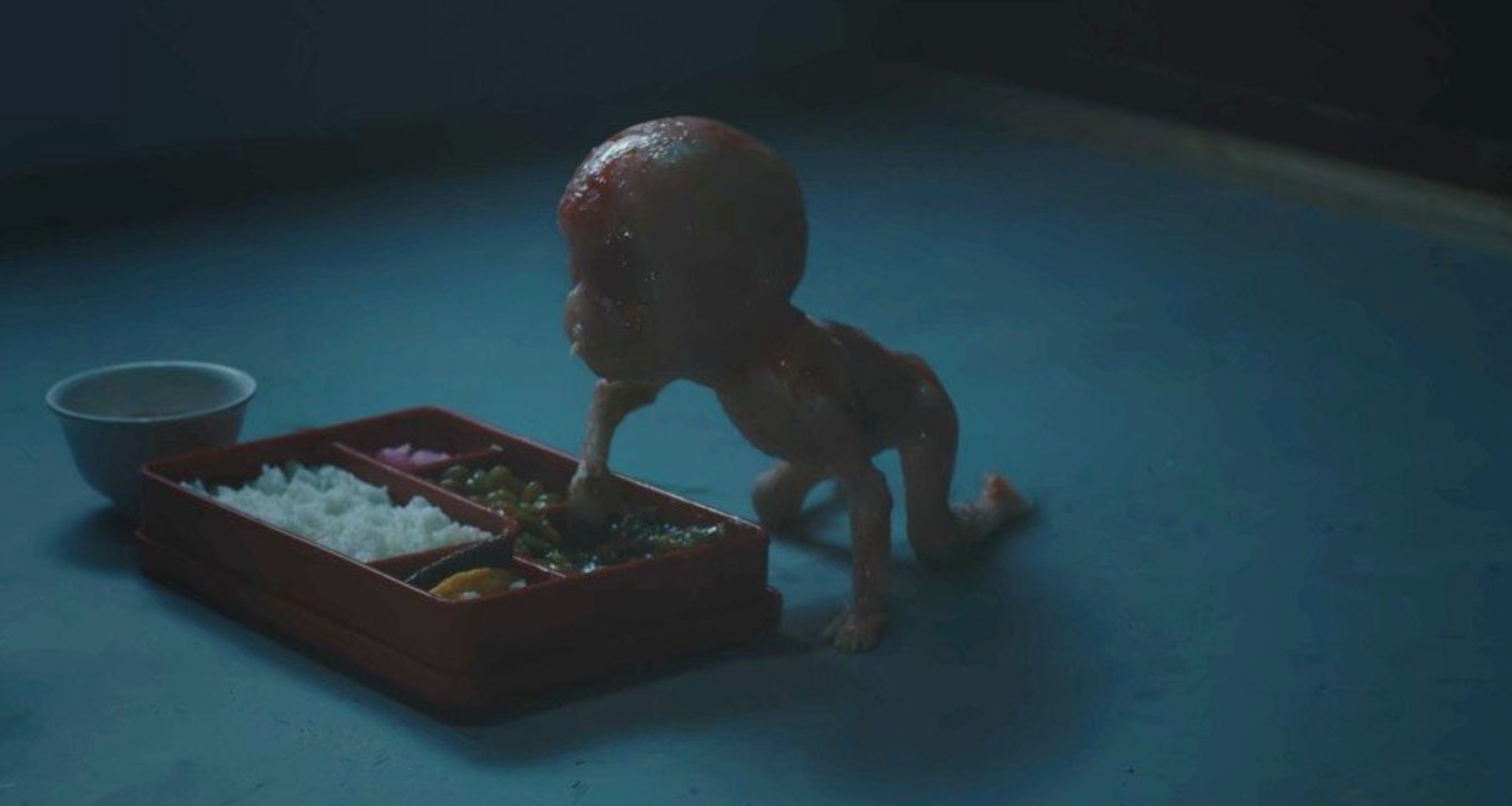 劇情有講述女主角被因姦成孕,之後又發生剖腹產子...之後呢......都係唔講。(《咒怨之始》截圖) 劇情有講述女主角被因姦成孕,之後又發生剖腹產子...之後呢......都係唔講。(《咒怨之始》截圖)