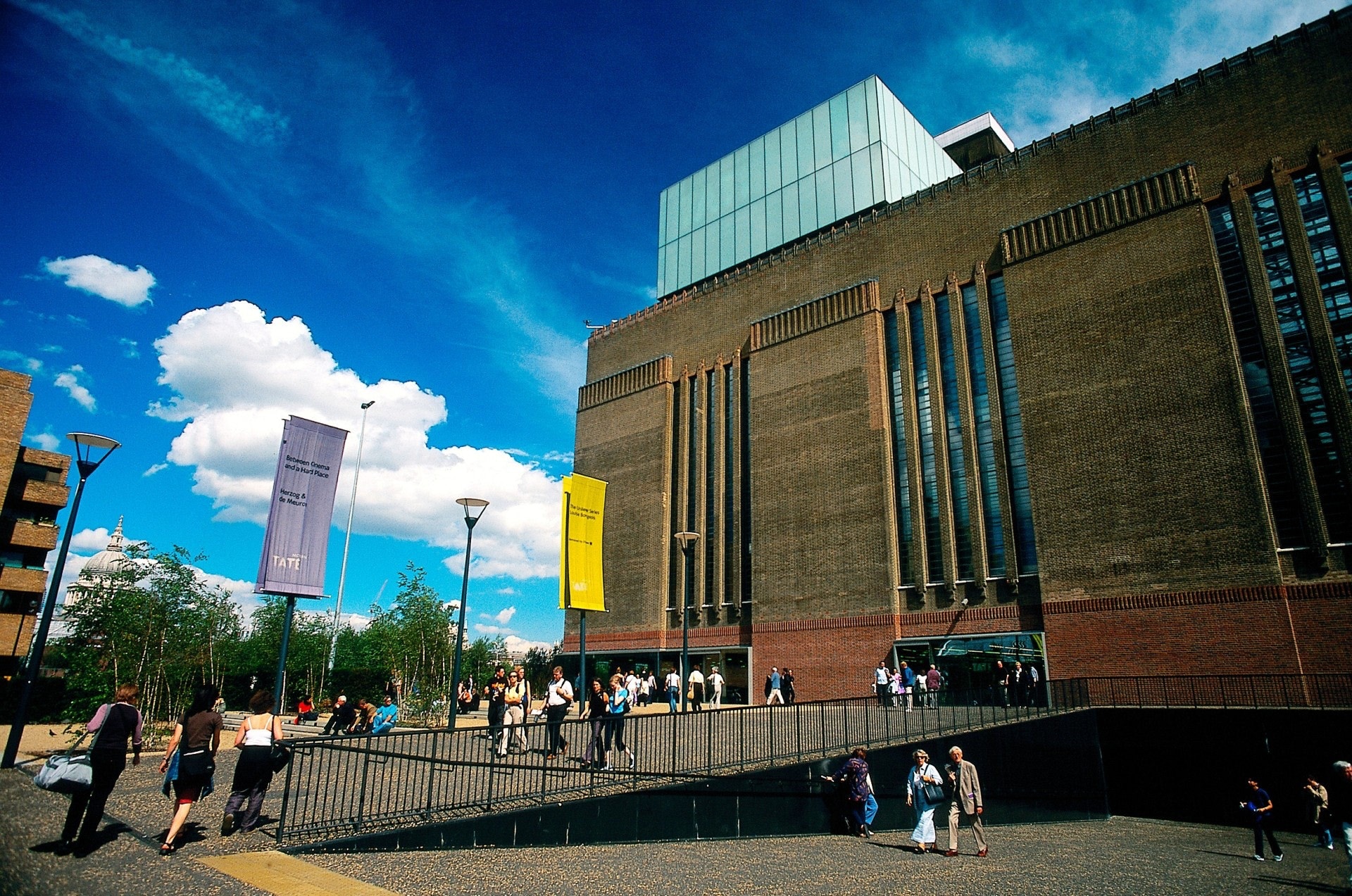 坐落泰晤士河畔的泰特現代藝術館（Tate Modern）。（資料圖片）