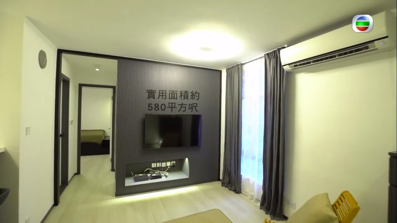 單位以黑白色為主，風格簡約。（《安樂蝸》電視截圖）