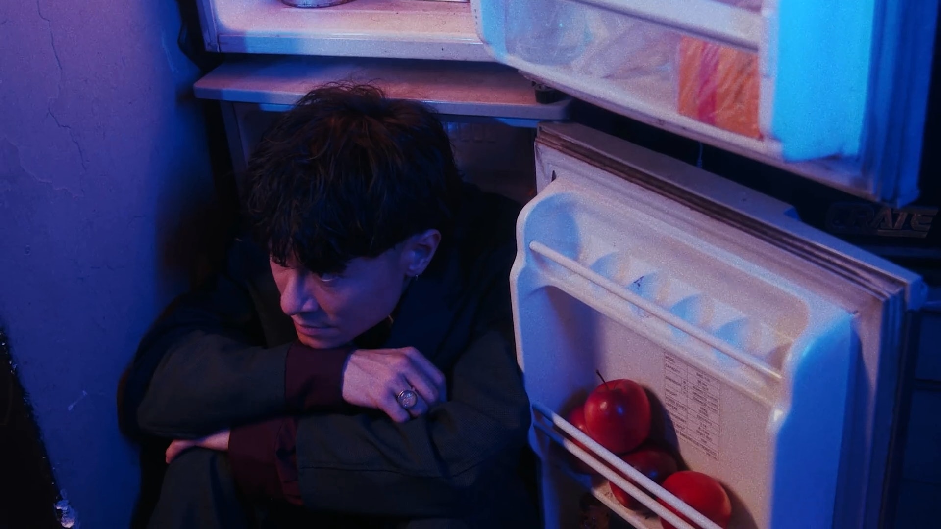 MV最初步的想法是不停吃零食。(MV截圖) MV最初步的想法是不停吃零食。(MV截圖)