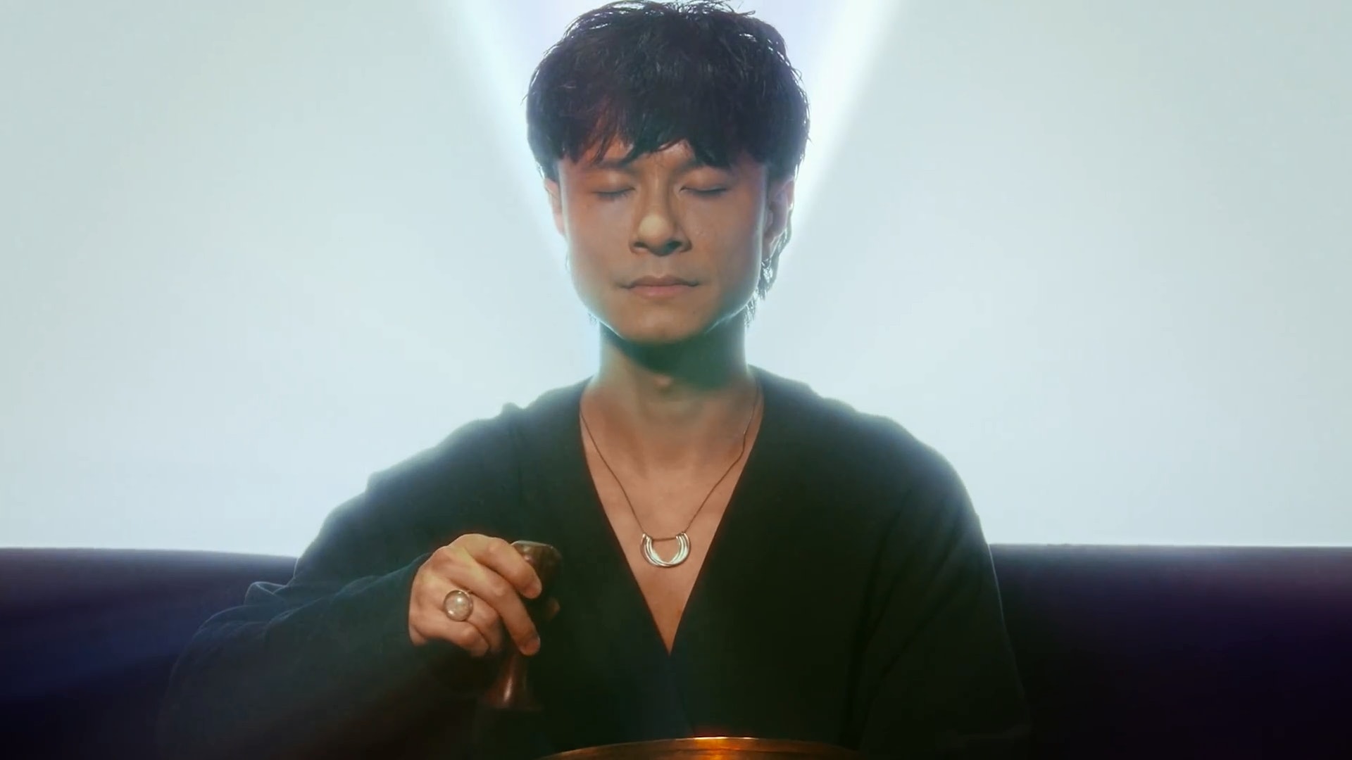 安仔在得知演唱會延期後大感傷心。(MV截圖) 安仔在得知演唱會延期後大感傷心。(MV截圖)