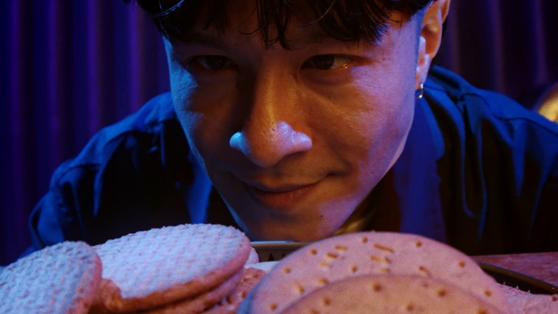 MV最初步的想法是不停吃零食。(MV截圖) MV最初步的想法是不停吃零食。(MV截圖)