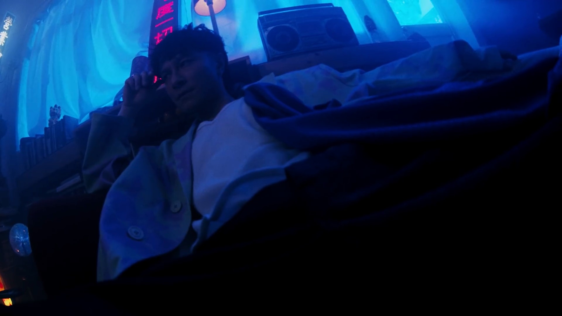 新歌從失落日子的頹廢生活得到啟發。(MV截圖) 新歌從失落日子的頹廢生活得到啟發。(MV截圖)