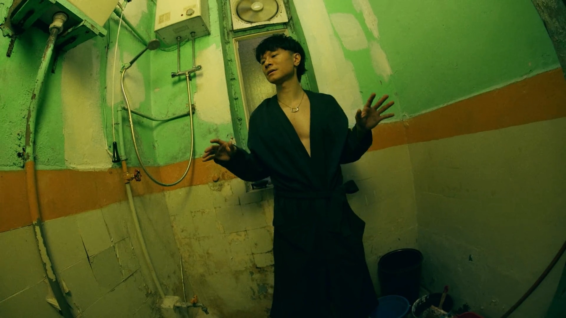 安仔在MV中給創作團隊很大自由度。(MV截圖) 安仔在MV中給創作團隊很大自由度。(MV截圖)