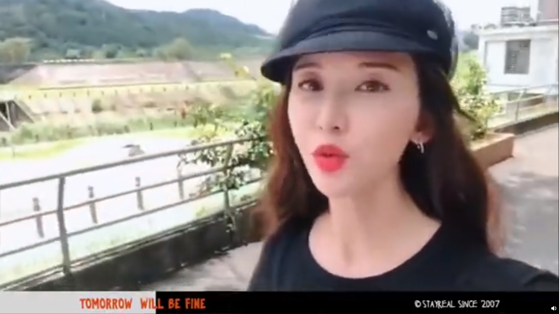 其實有粉絲為林志玲平反，因為她開了美顏特效，所以令她走樣，「果然美人不能加美顏」！（影片擷圖）