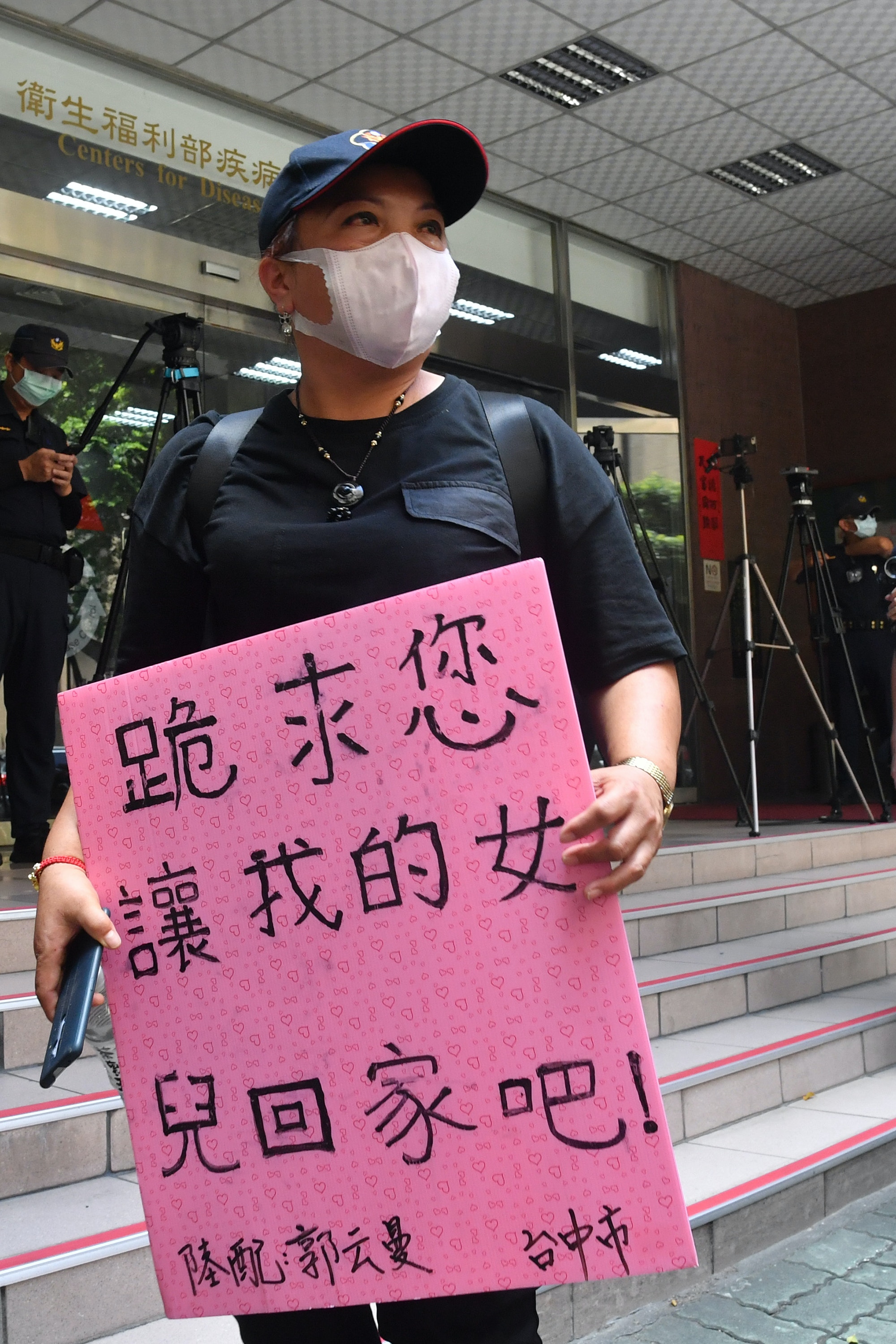 台灣陸委會日前曾透露，陸配子女「小明」約有2,000人左右。圖為在台灣的陸配6月18日赴台灣疾管署陳情，跪求台灣當局讓其滯陸的孩子能返台。（中央社）