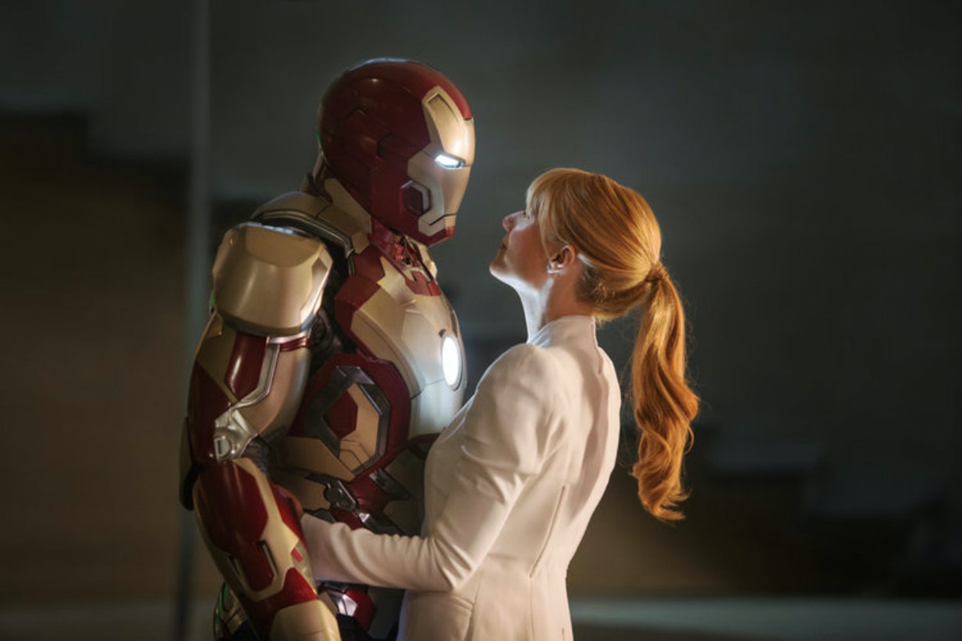 羅拔·唐尼(Robert Downey Jr)因出演Marvel《復仇者聯盟》和《鐵甲奇俠》系列的電影而大受全球歡迎 (《Iron Man 3》劇照) 羅拔·唐尼(Robert Downey Jr)因出演Marvel《復仇者聯盟》和《鐵甲奇俠》系列的電影而大受全球歡迎 (《Iron Man 3》劇照)