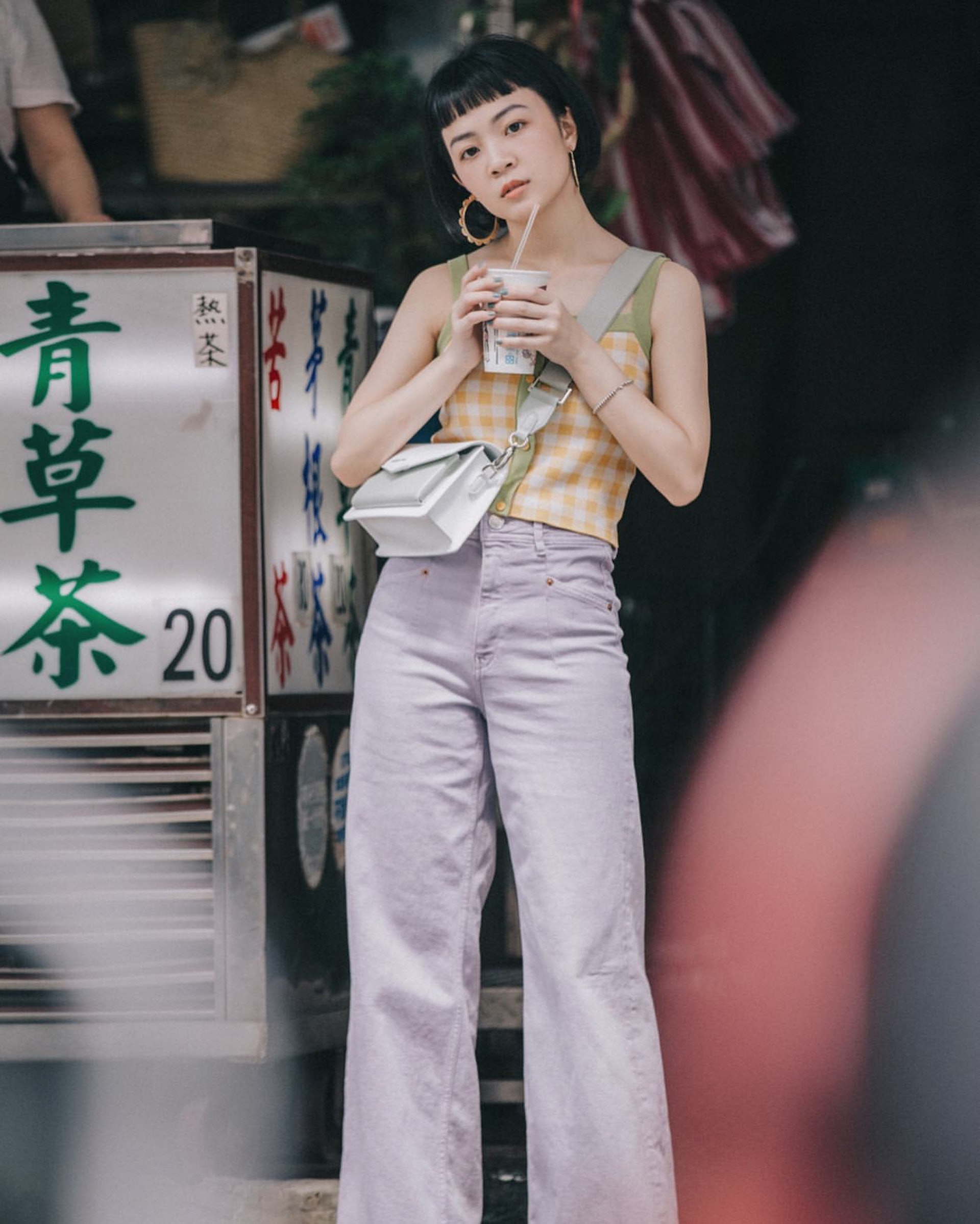喇叭形的長寬褲很適合小腿粗的女生,可以修飾腿粗的缺點。(maygobla@IG)