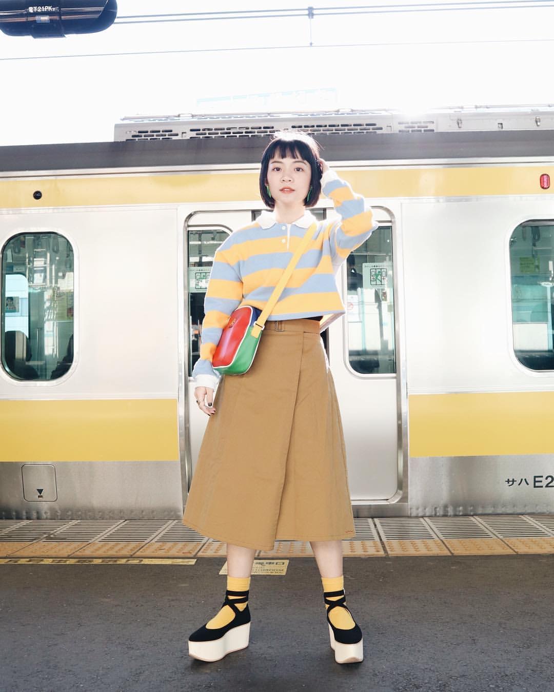 Meg認為個子嬌小的女生穿太過素色的衣服很容易淹沒在人海中。(maygobla@IG)