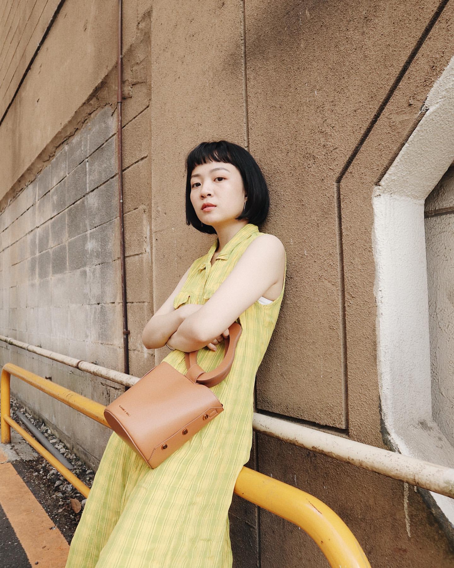 嬌小的女生可以大膽嘗試大紅、黃色、粉色這些鮮艷顏色或者帶有圓點印花圖案的衣服,突出自己。(maygobla@IG)