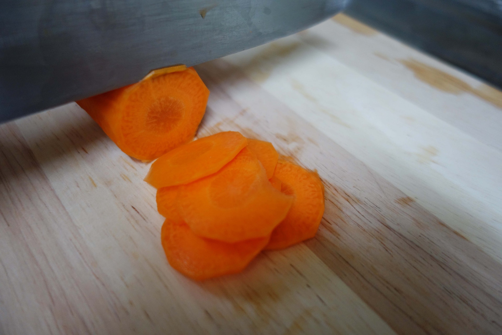 把紅蘿蔔切成薄片可加快其軟熟時間，亦可加入白蘿蔔。