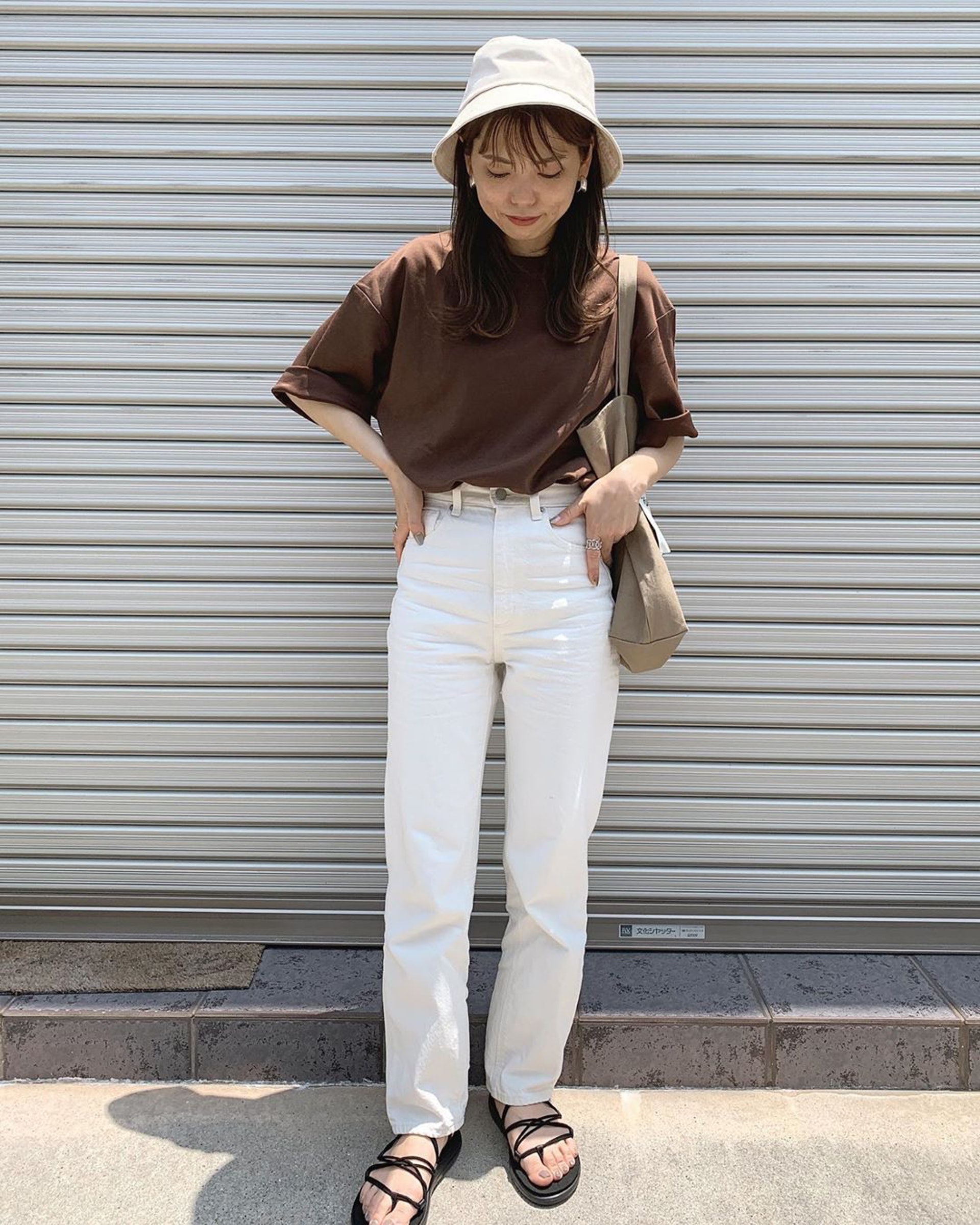 日本女生身穿Uniqlo與GU的服裝單品，特別喜愛以UNIQLO U AIRism棉質寬鬆圓領 T-Shirt作配襯。(manamiiin___@Instagram)
