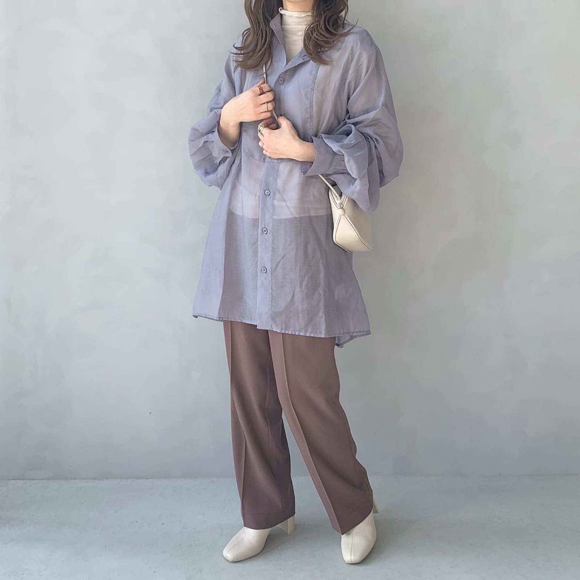 比起短身上衣，日本女生Manami更愛選擇長身的款式。(manamiiin___@Instagram)