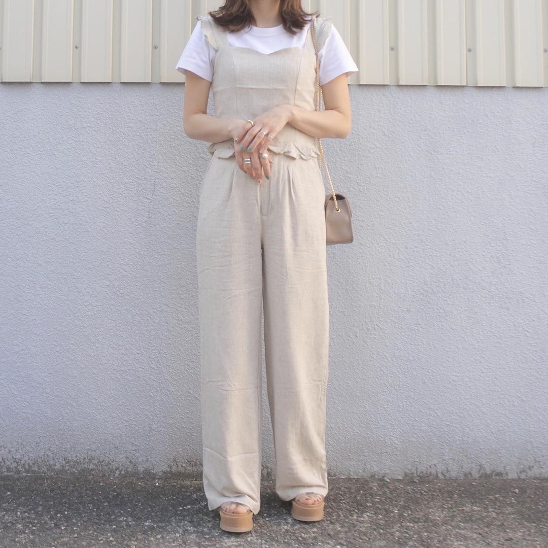 單穿背心或吊帶款以外，亦可學Manami一樣，先穿上T-Shirt作為內搭服裝，讓造型得到意外減齡的效果。(manamiiin___＠Instagram)