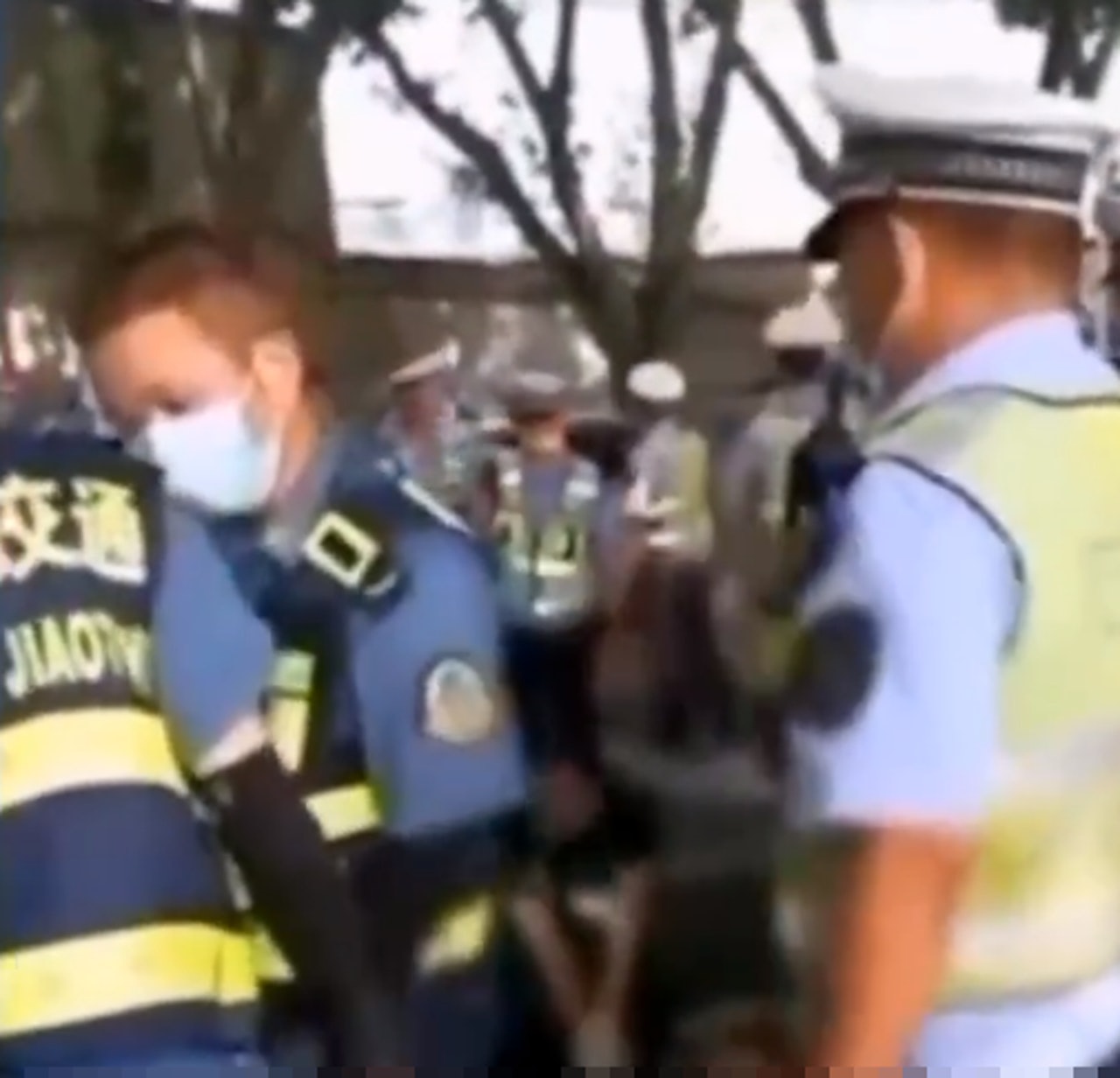警員接報後到場處理。(影片截圖/看看新聞) 警員接報後到場處理。(影片截圖/看看新聞)