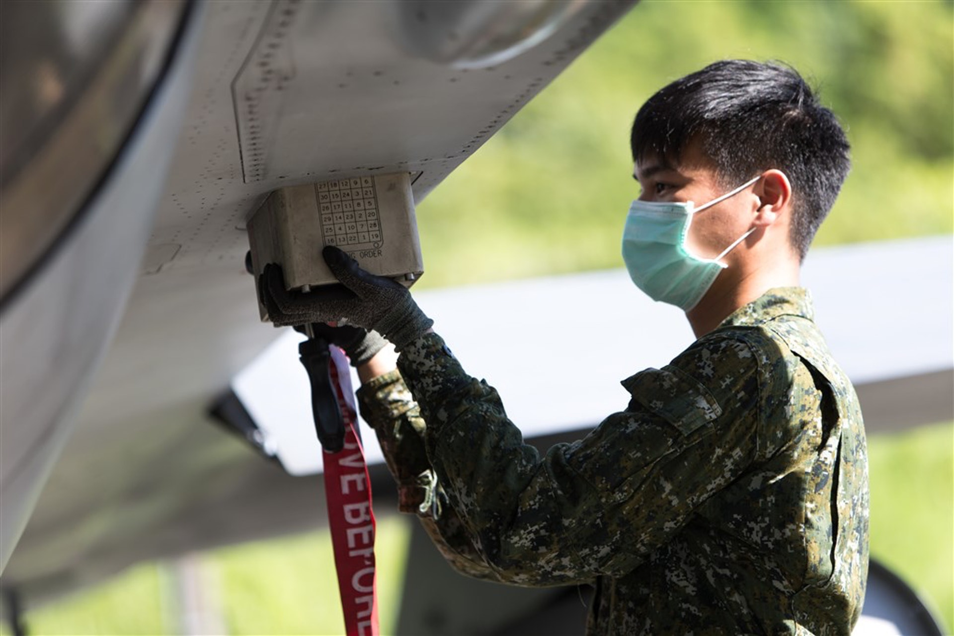 地勤人員進行空軍各型飛機檢查作業。(中央社) 地勤人員進行空軍各型飛機檢查作業。(中央社)