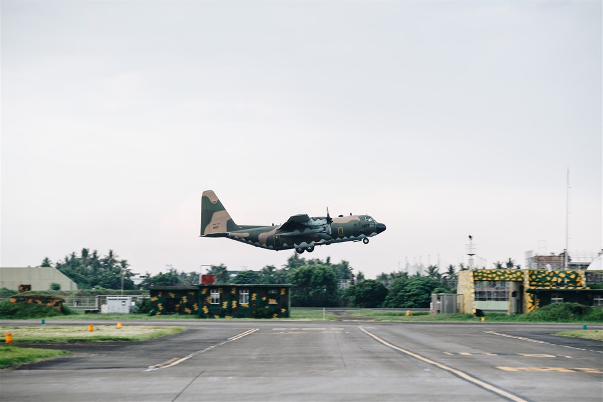 空軍C-130運輸機,將相關人、裝載送至指定地點。(中央社) 空軍C-130運輸機,將相關人、裝載送至指定地點。(中央社)