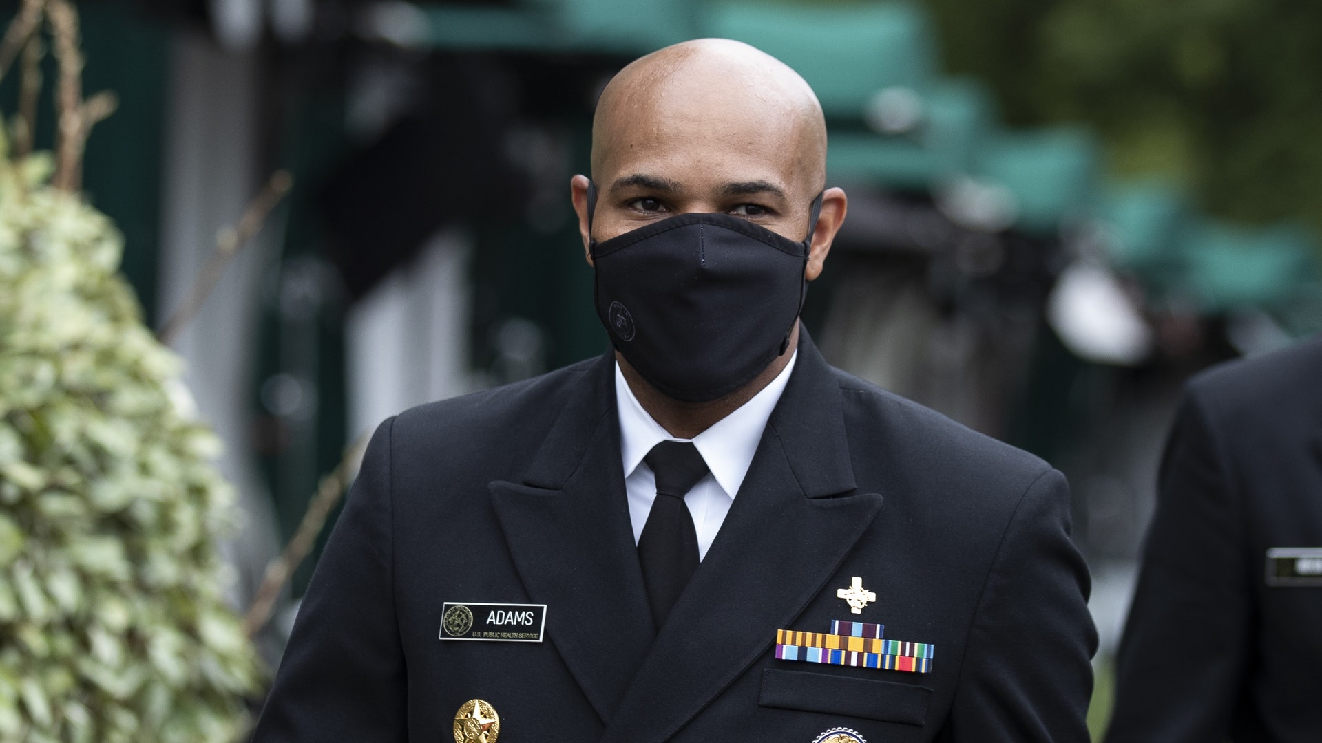 美國醫療總監亞當斯(Jerome Adams)認為,政府是收到更多消息後才決定改變防疫建議。圖為7月7日,亞當斯在白宮接受訪問後離開。(AP) 美國醫療總監亞當斯(Jerome Adams)認為,政府是收到更多消息後才決定改變防疫建議。圖為7月7日,亞當斯在白宮接受訪問後離開。(AP)