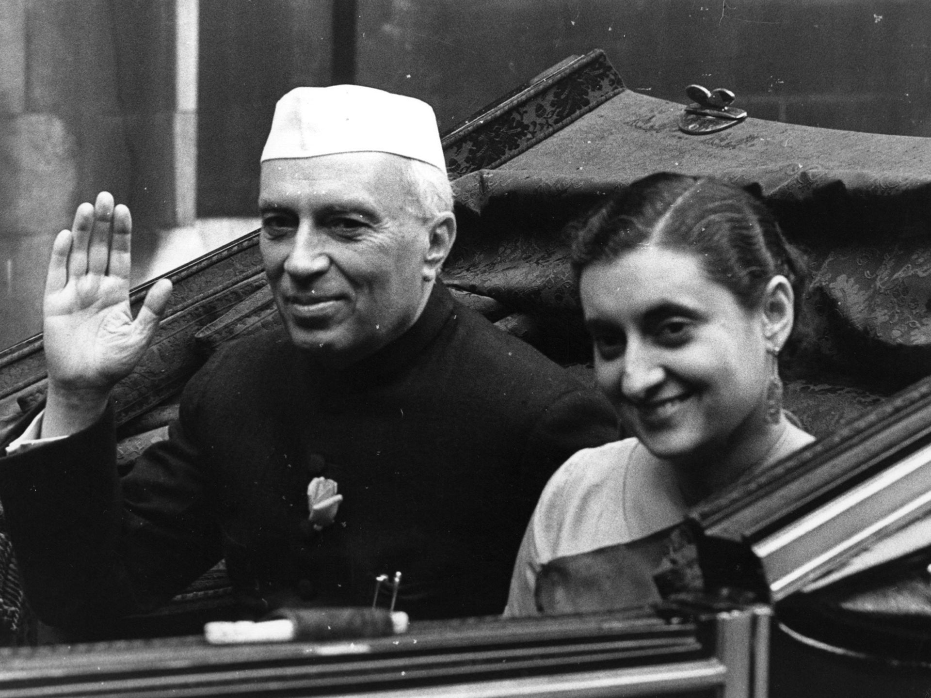 表面宣稱中立不結盟的印度總理尼赫魯(左),實則較傾向美國,後來則轉向蘇聯尋求支持。(Getty) 表面宣稱中立不結盟的印度總理尼赫魯(左),實則較傾向美國,後來則轉向蘇聯尋求支持。(Getty)